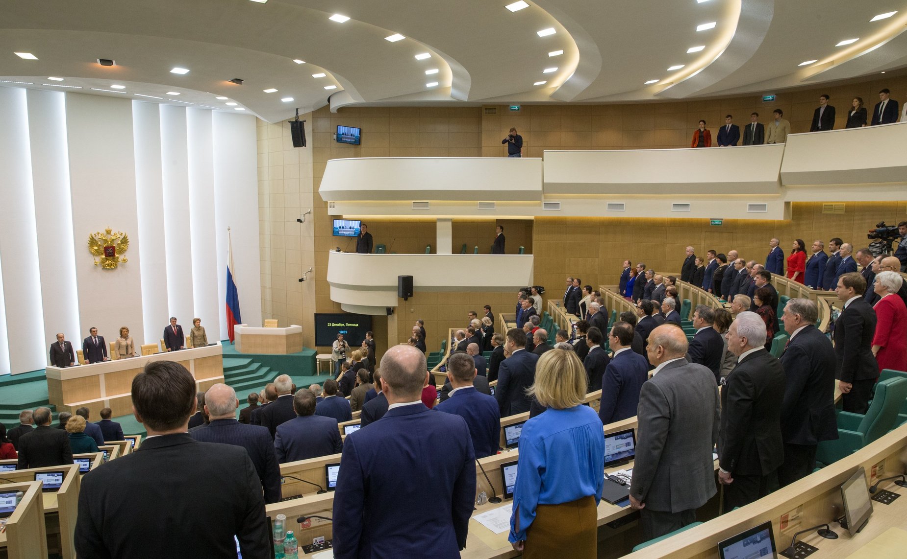 Сенаторы исполняют гимн России перед началом 403-го заседания Совета Федерации