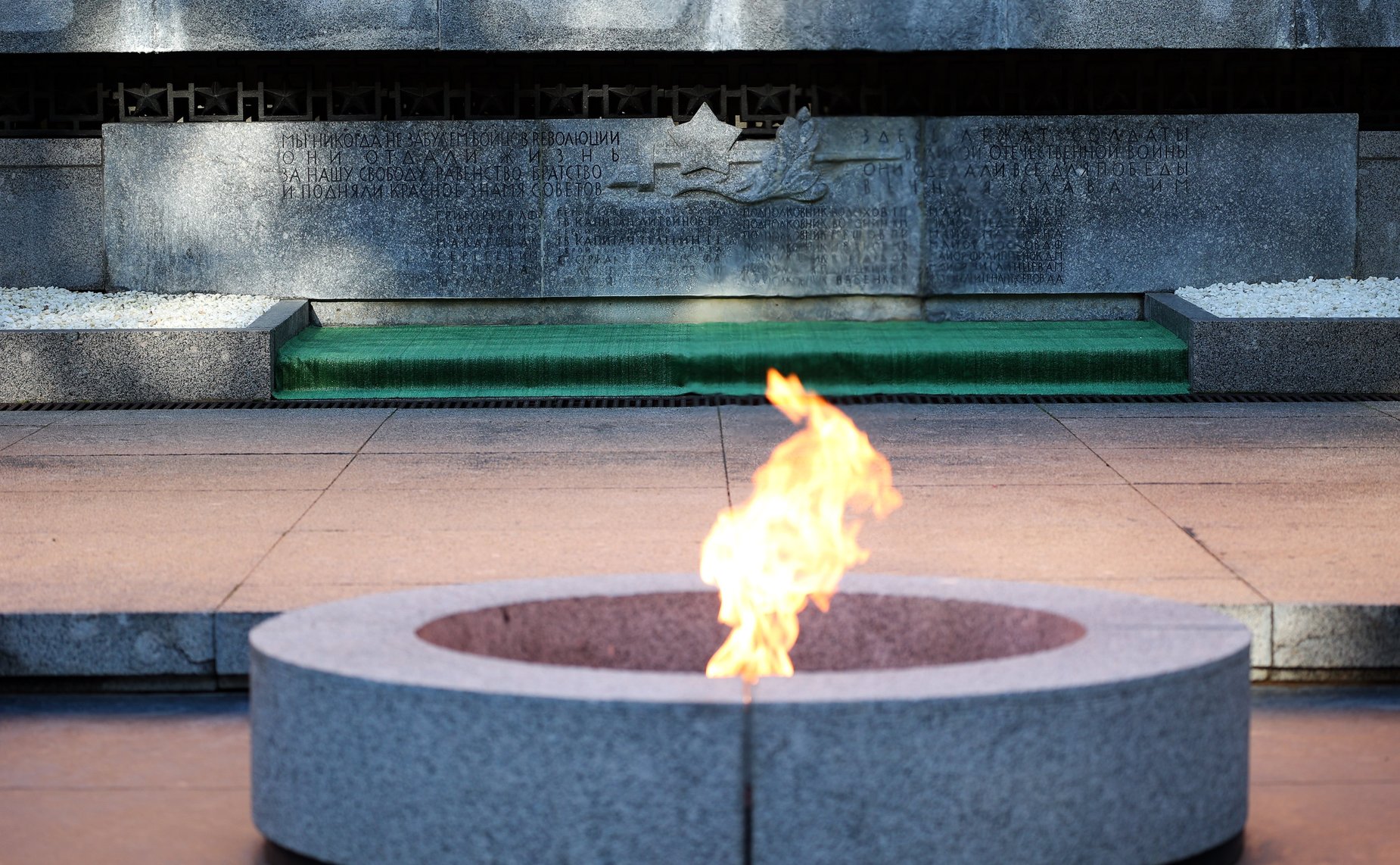 Председатель Совета Федерации Валентина Матвиенко и врио губернатора Новгородской области Александр Дронов возложили венки к Мемориалу «Вечный огонь славы»