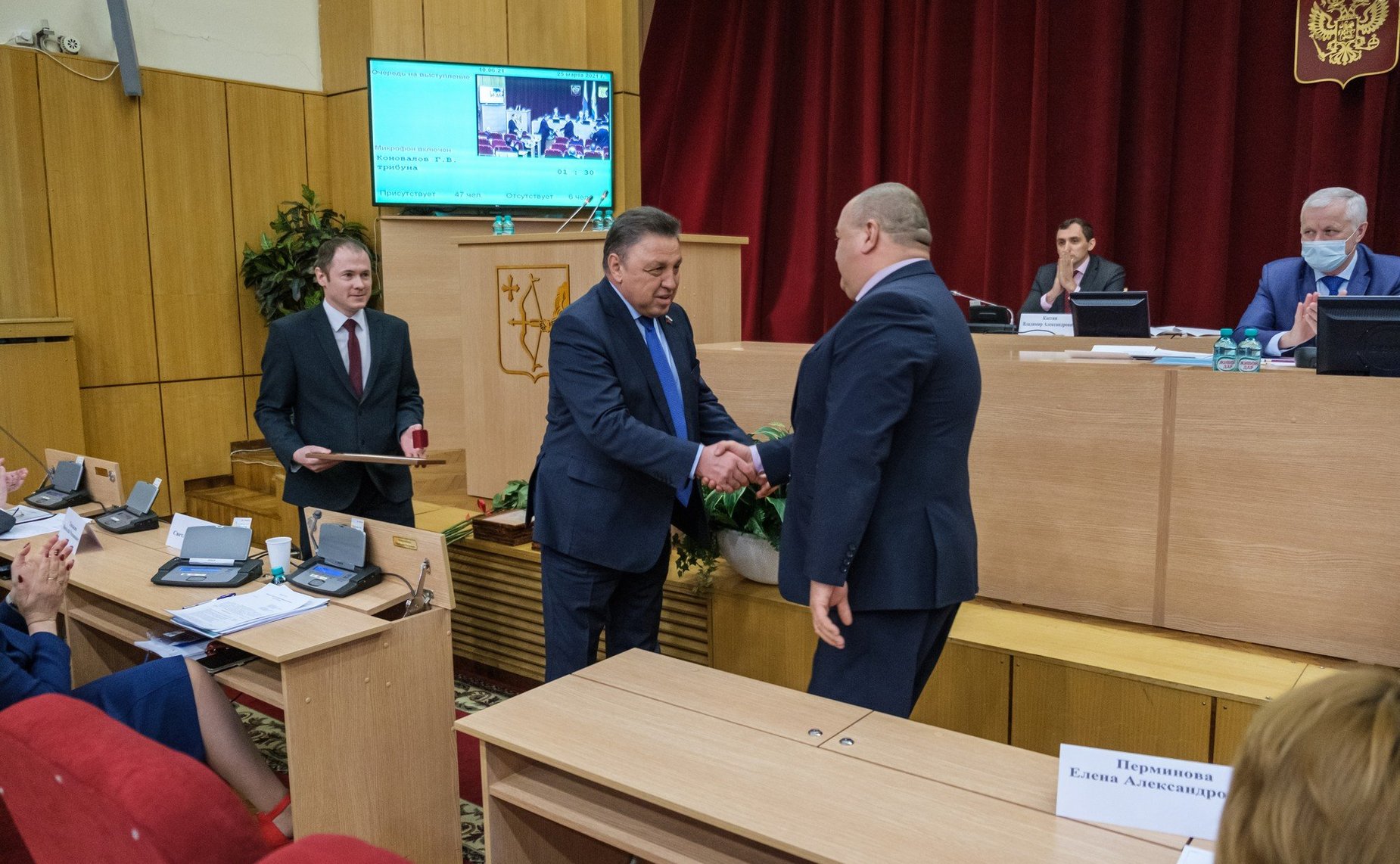 Вячеслав Тимченко вручил депутату областного Законодательно Собрания, председателю сельскохозяйственного производственного кооператива — колхоза «Искра» Сергею Гущину