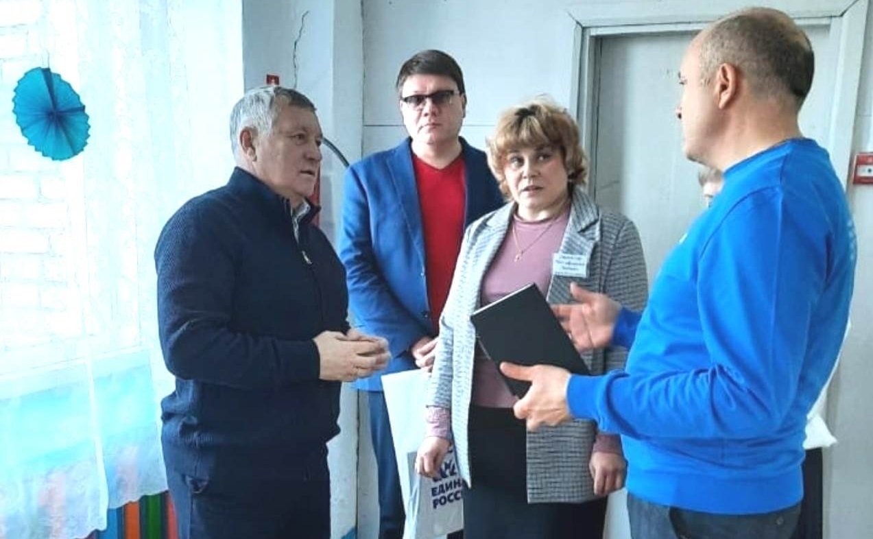 Сергей Михайлов встретился с педагогами Нижнеильдиканской школы и жителями села