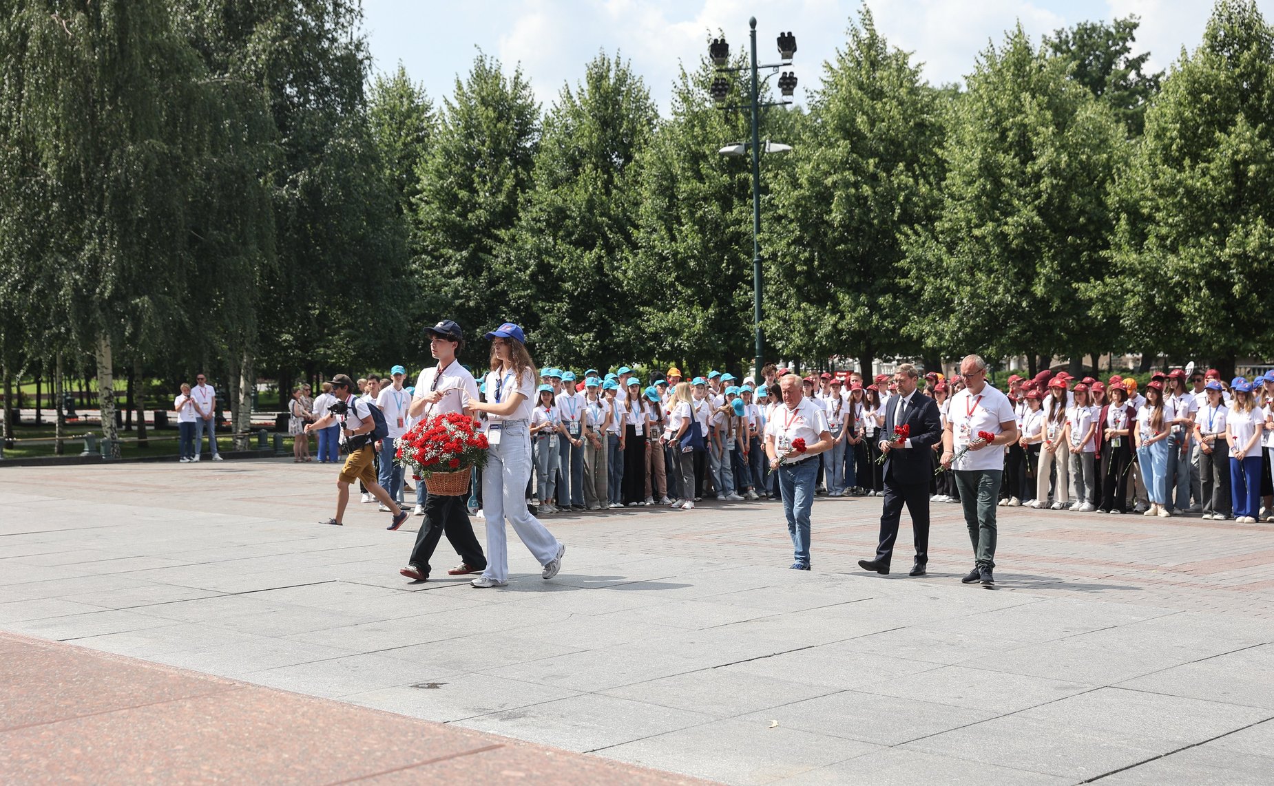 Участники проекта «Поезд памяти» 2023 года возложили цветы к Могиле Неизвестного Солдата в Александровском саду