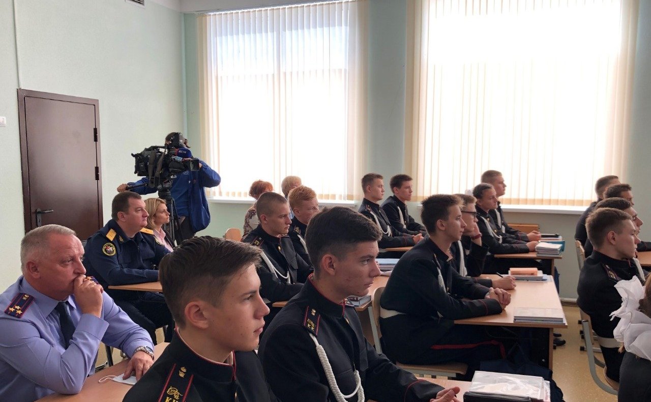 Екатерина Алтабаева в ходе поездки в регион встретилась с воспитанниками Севастопольского кадетского корпуса Следственного комитета РФ им. В.И. Истомина