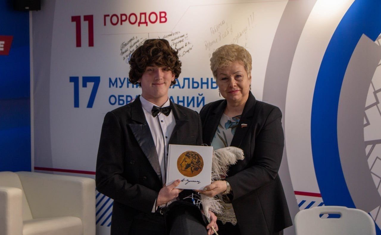 Ольга Бас в ходе поездки в регион посетила литературную гостиную «Я вдохновенно Пушкина читал» штаба общественной поддержки ЛНР