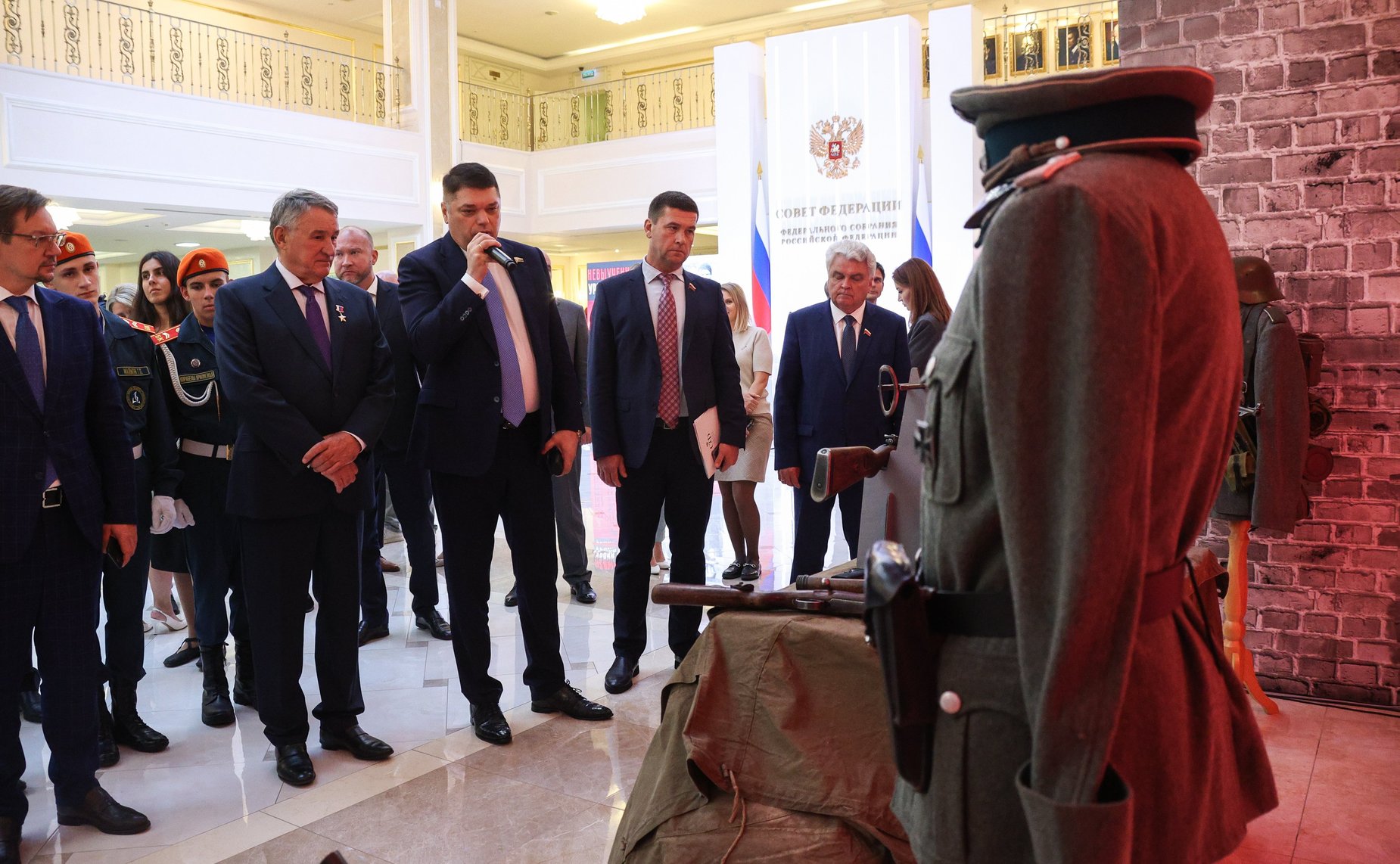 Юрий Воробьев и Дмитрий Василенко открыли в Совете Федерации выставку «Невыученные уроки истории. Связь времен. Пропаганда ненависти»