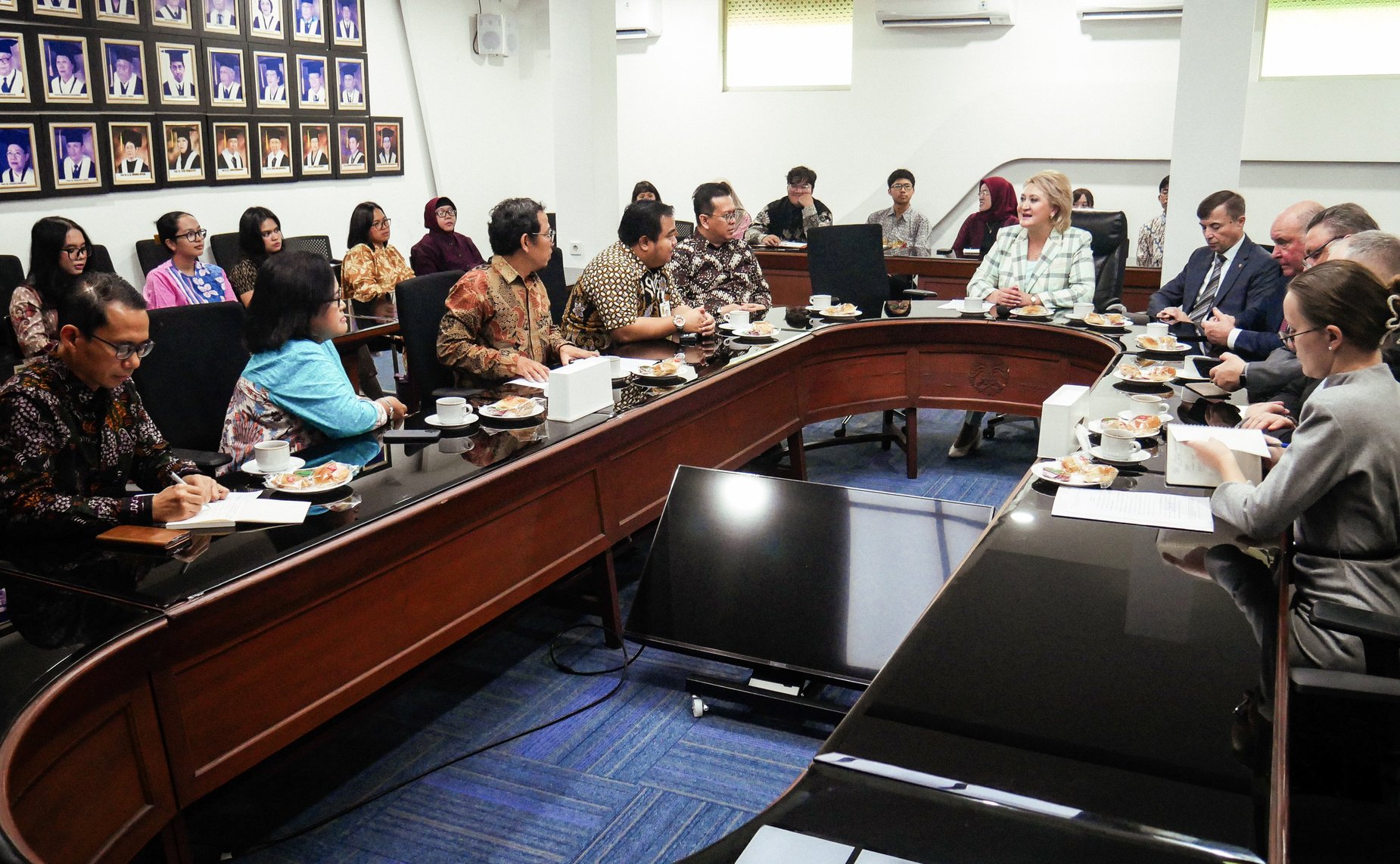 Делегация Совета Федерации посетила Университет Индонезии в Джакарте и провела встречу с руководством учебного заведения и со студентами, изучающими русский язык