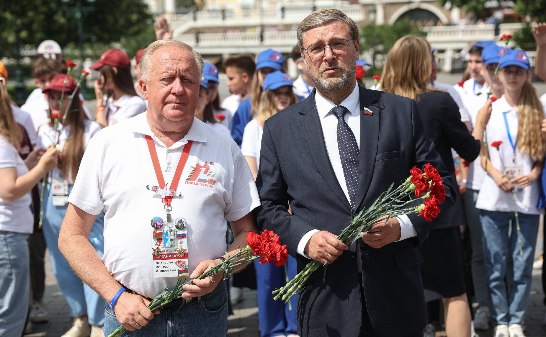 Участники проекта «Поезд памяти» 2023 года возложили цветы к Могиле Неизвестного Солдата в Александровском саду