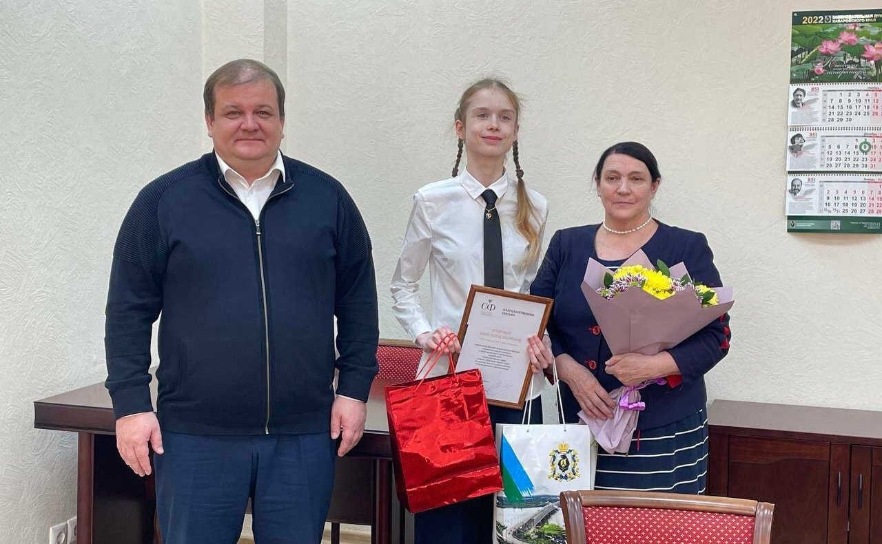 Сергей Безденежных наградил победителя шестого Всероссийского детского творческого конкурса «Портрет твоего края»