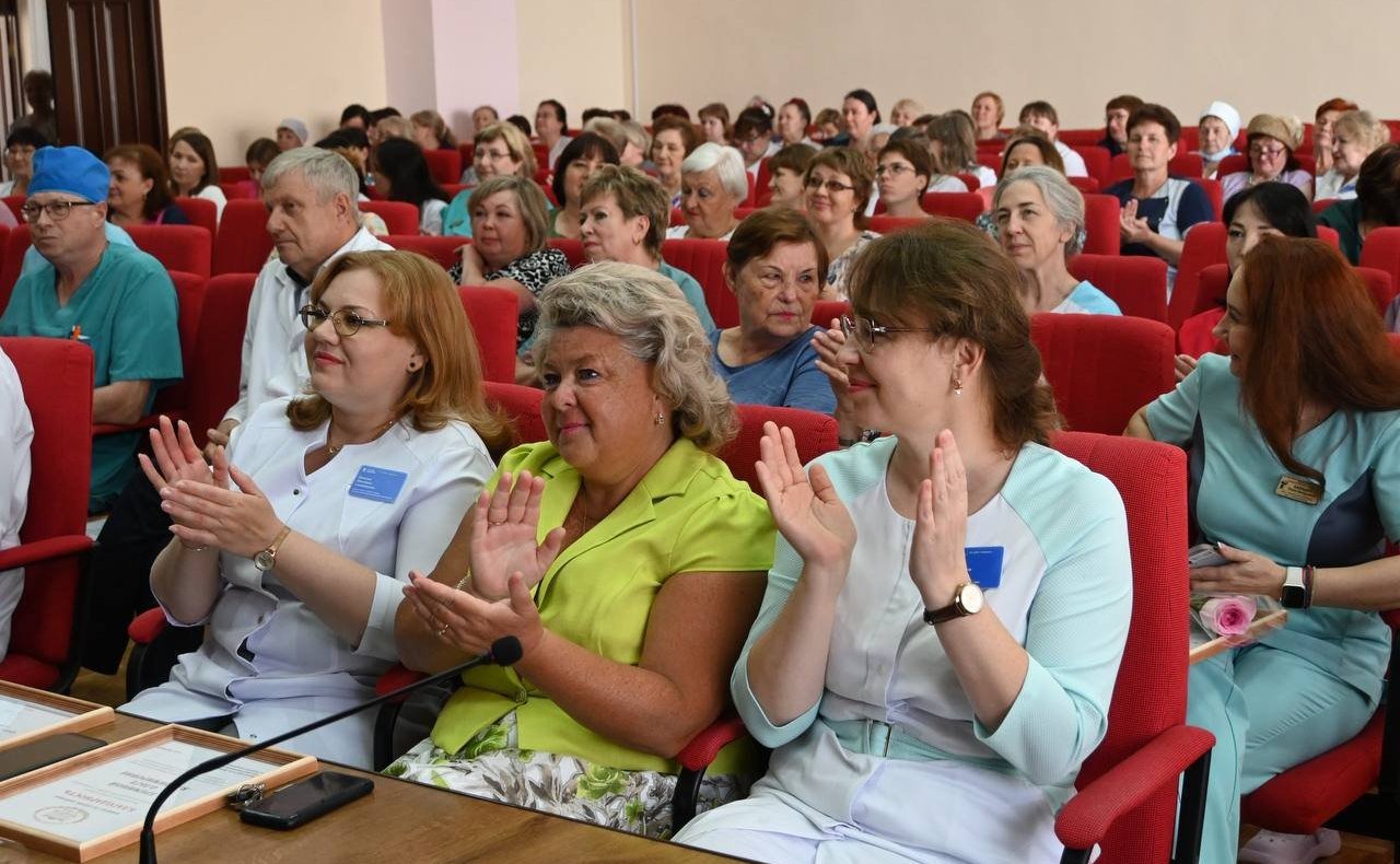Айрат Гибатдинов поздравил медиков с приближающимся Днем медицинского работника