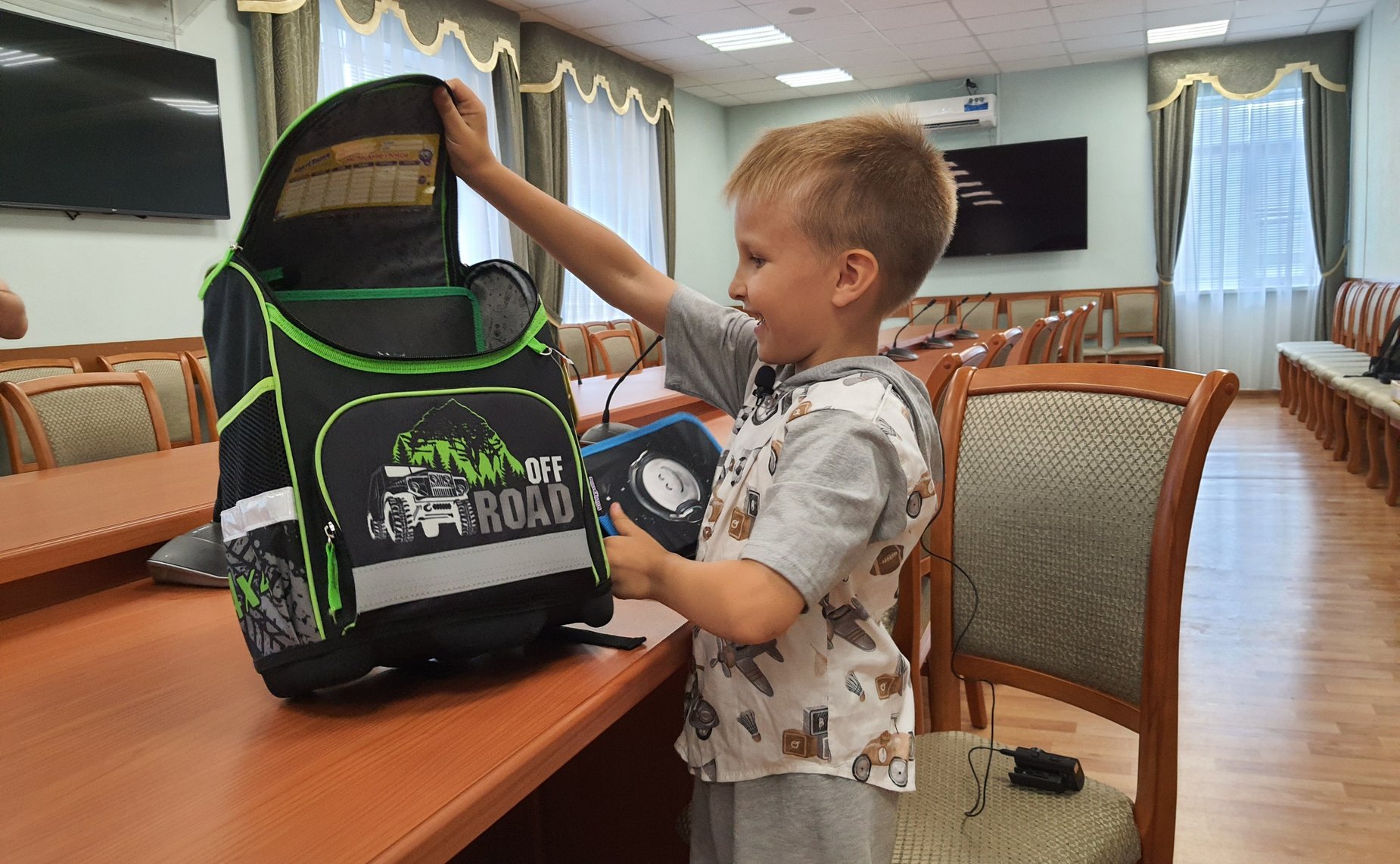 Сергей Лукин передал в Воронежской области школьные рюкзаки с канцелярскими принадлежностями детям участников СВО