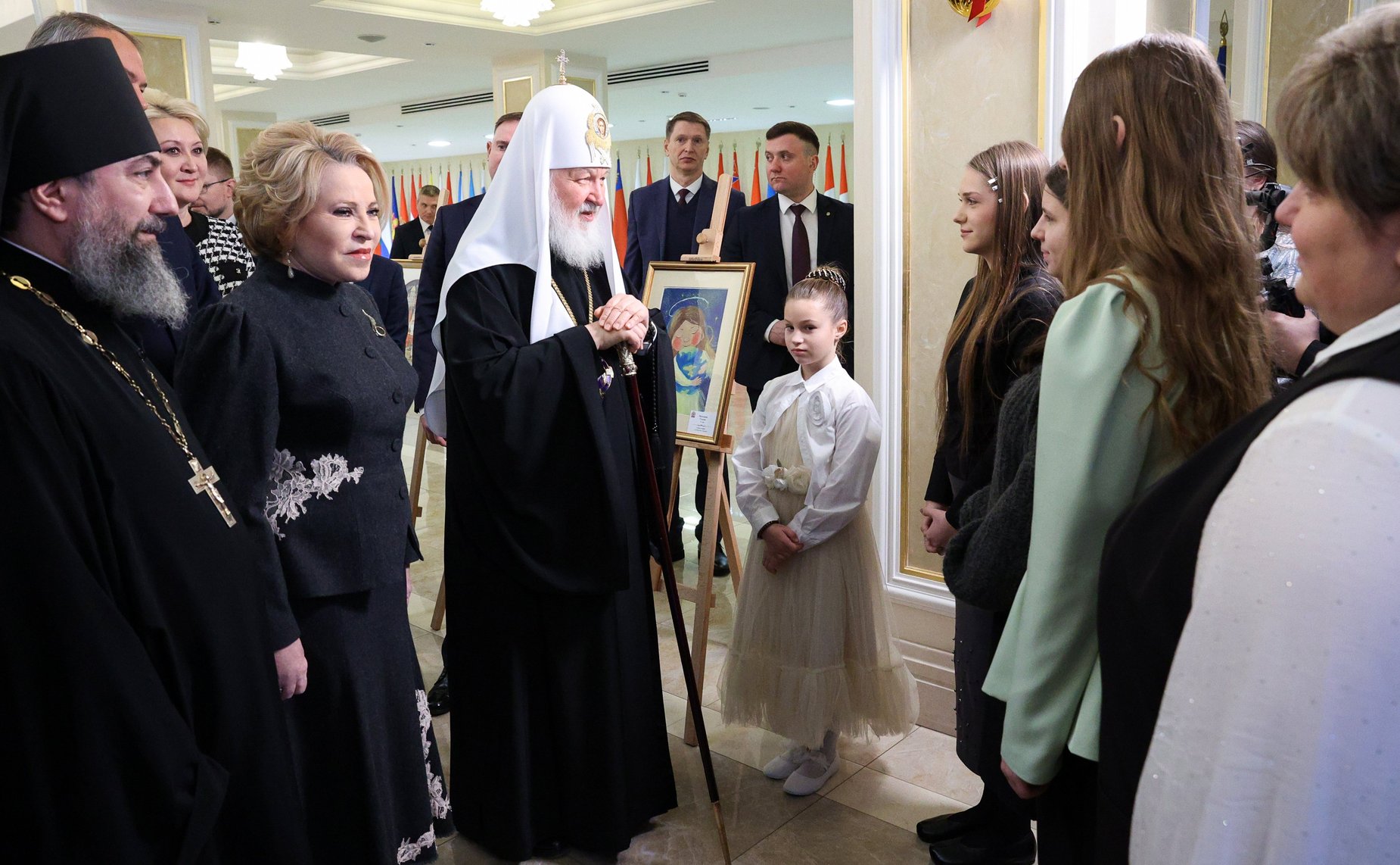 Председатель Совета Федерации и Святейший Патриарх Московский и всея Руси осмотрели выставку детских рисунков «Красота Божьего мира»