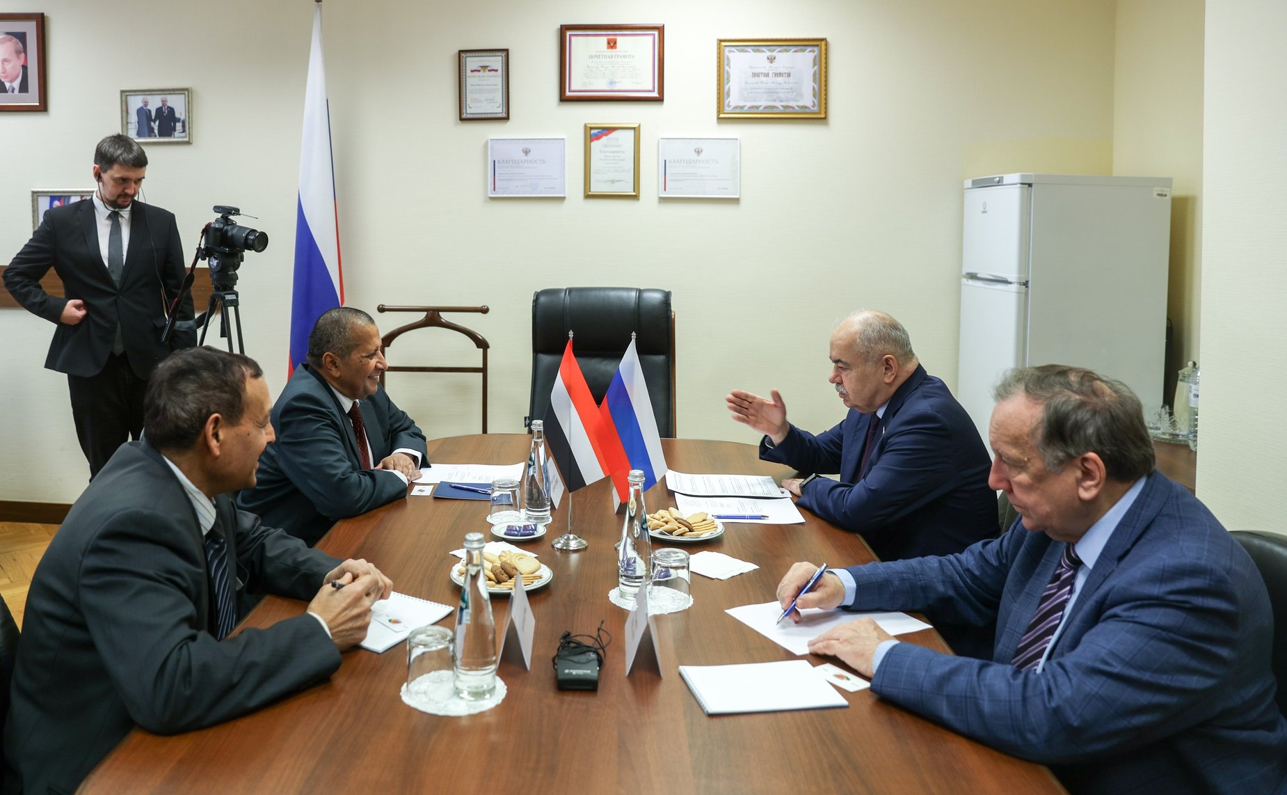 Ильяс Умаханов провел встречу с Чрезвычайным и Полномочным Послом Йеменской Республики в Российской Федерации