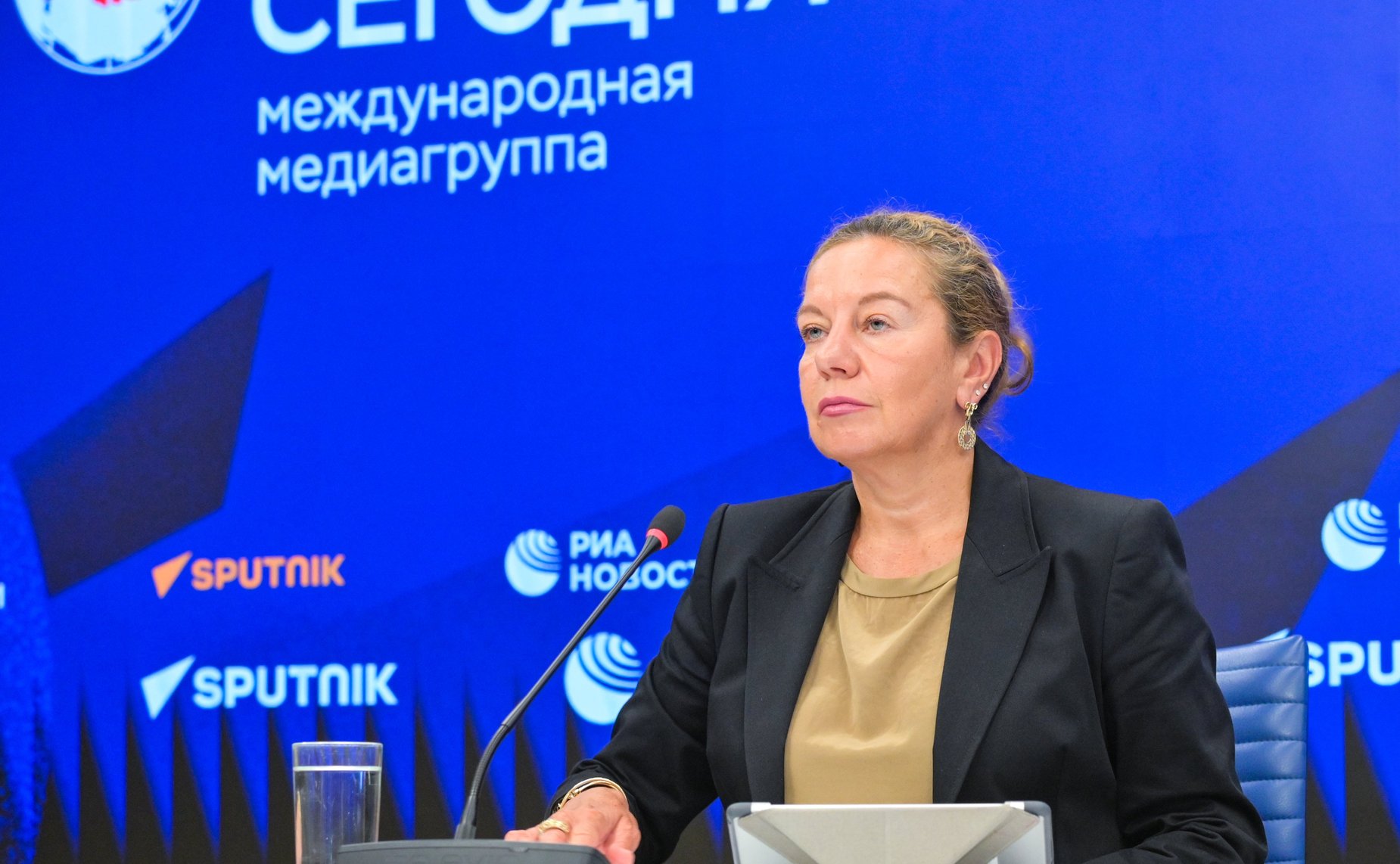 Пресс-конференция председателя Комитета СФ по аграрно-продовольственной политике и природопользованию Александра Двойных по итогам работы в период весенней сессии