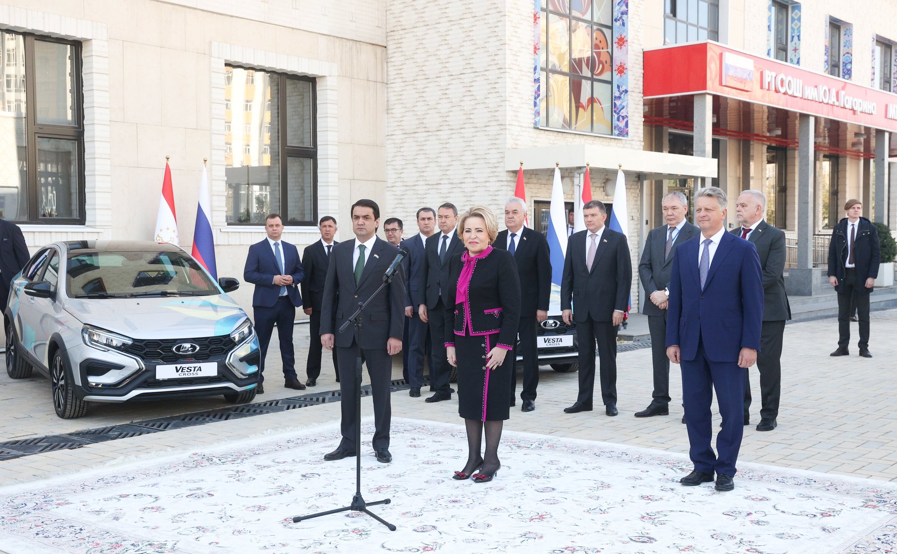 Председатель Совета Федерации Валентина Матвиенко в Душанбе приняла участие в церемонии передачи автомобилей представителям российско-таджикистанских образовательных учреждений