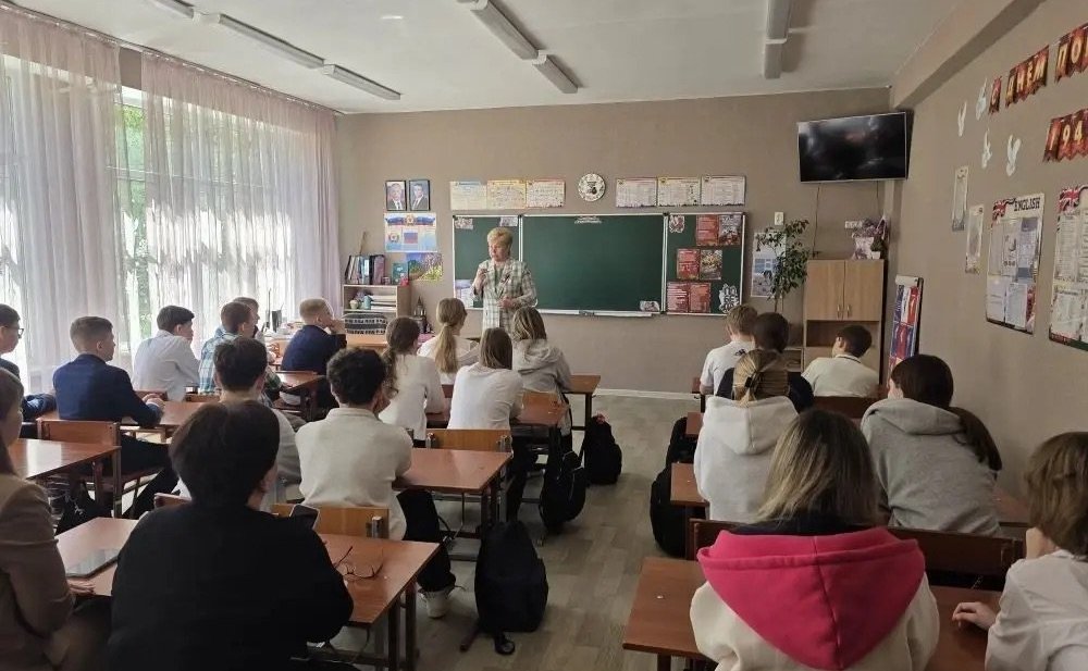 Ольга Бас в ходе поездки в регион посетила Луганскую среднюю школу № 41, где пообщалась с ребятами