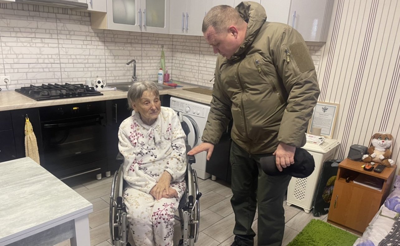 Игорь Кастюкевич передал автоматическую инвалидную коляску жительнице блокадного Ленинграда в Херсонской области