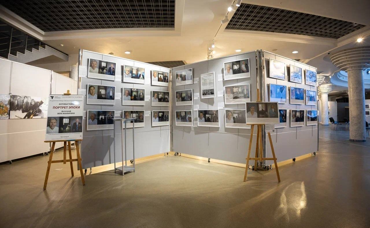 Руслан Смашнев открыл выставку «Портрет эпохи» в Смоленске