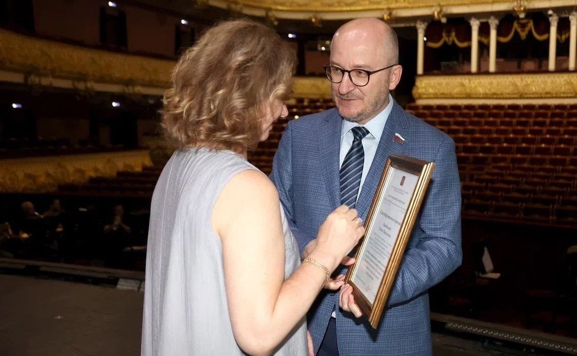 Олег Цепкин вручил благодарственные письма музыкантам Челябинского театра оперы и балета