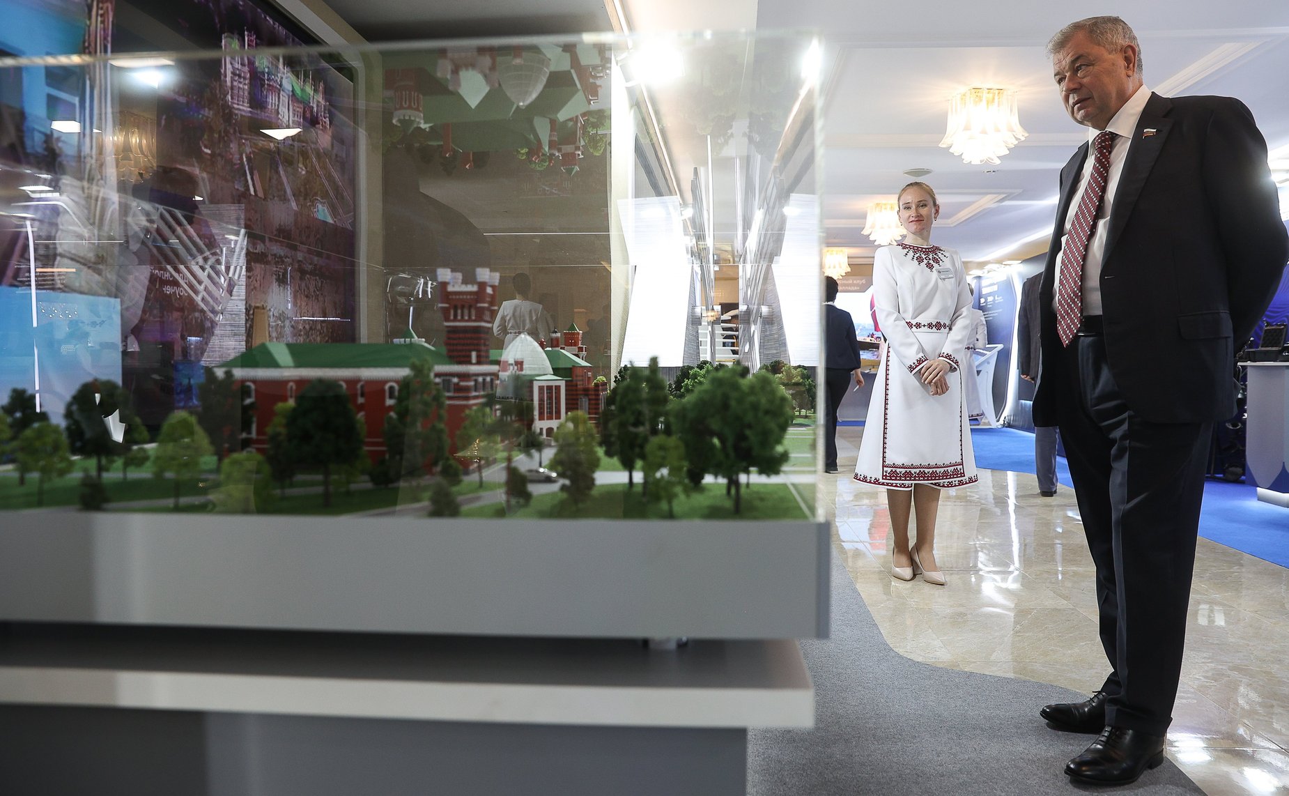 Валентина Матвиенко и Юрий Зайцев осмотрели выставку, посвященную культуре, истории и перспективным направлениям развития Республики Марий Эл