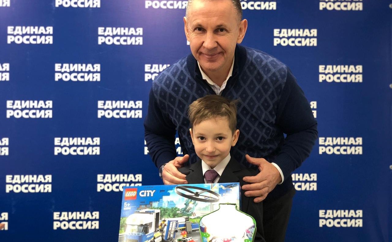 Олег Алексеев исполнил новогодние желания детей Саратовской области