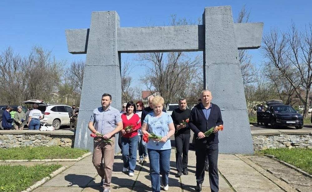 Ольга Бас и участники акции «Сад Памяти» почтили память погибших героев Великой Отечественной войны и воинов, отдавших свои жизни в ходе специальной военной операции минутой молчания и возложили цветы