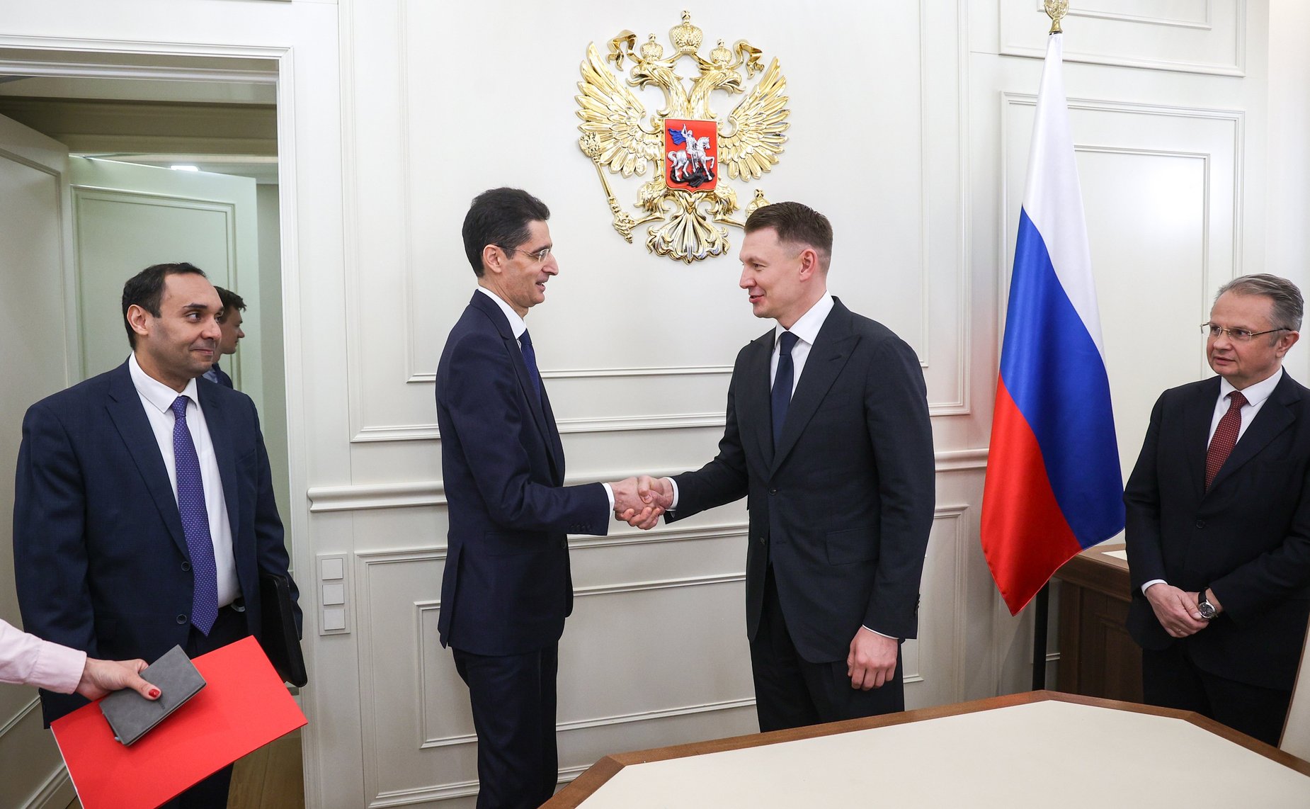 Александр Двойных провел встречу с Чрезвычайным и Полномочным Послом Королевства Марокко в Российской Федерации Лотфи Бушаарой