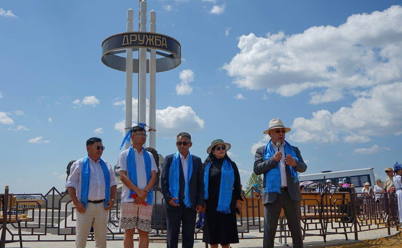 Баир Жамсуев на берегу реки Онон Агинского Бурятского округа принял участие в открытии архитектурно-декоративной стелы «Котел дружбы» в знак сотрудничества и дружбы между Россией, Китаем и Монголией