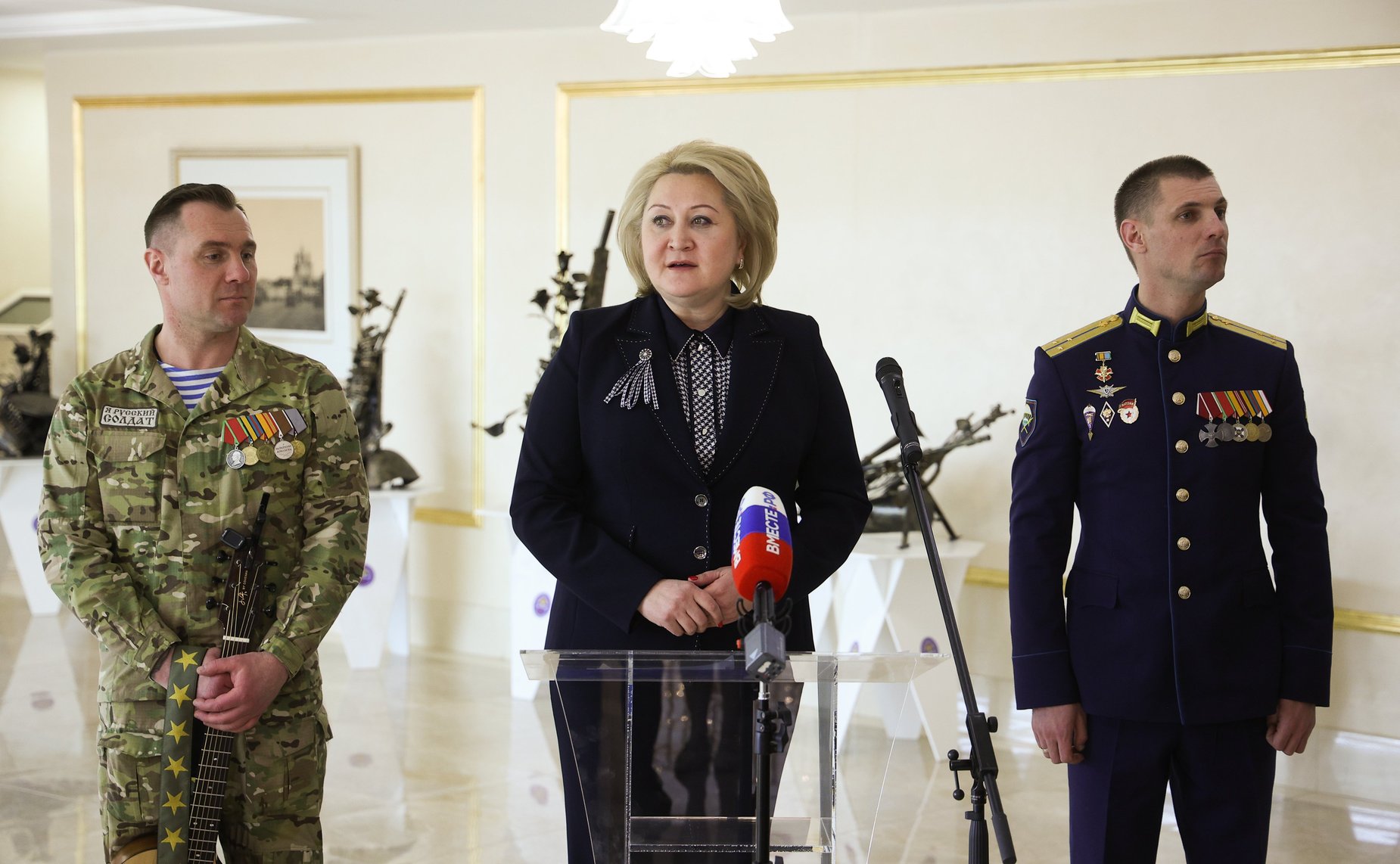 Лилия Гумерова открыла выставку скульптур мастера «Гильдии кузнецов Донбасса» Виктора Михалева «Победили тогда – победим и сейчас!»