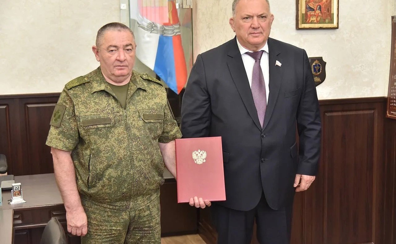 Крым Казаноков поздравил коллектив 1602-го военного клинического госпиталя с 85-летием