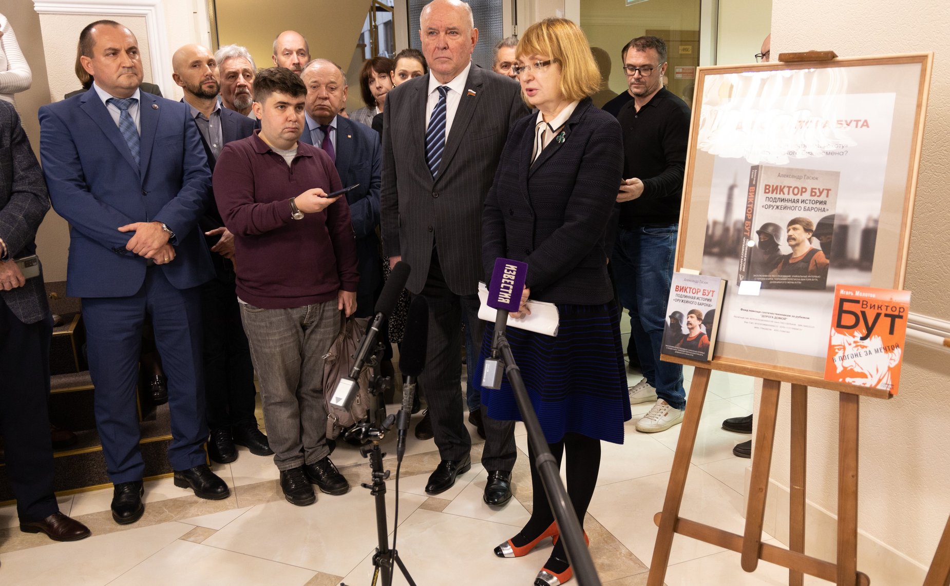 Открытие в Совете Федерации выставки художественных работ Виктора Бута