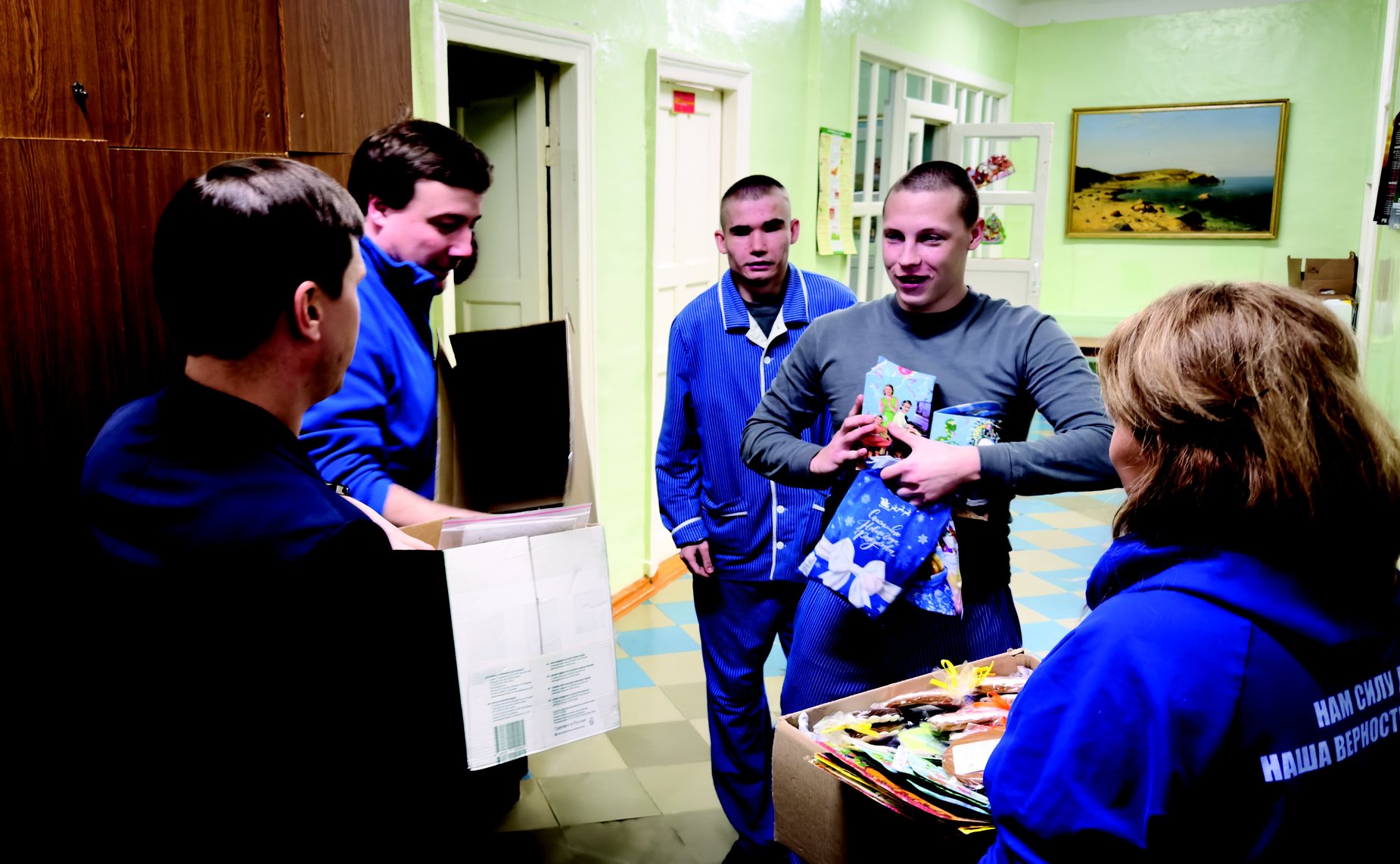 Иван Новиков вместе с представителями общественных организаций, командой Ресурсного центра добровольчества поздравил с Новым годом и Рождеством участников специальной военной операции