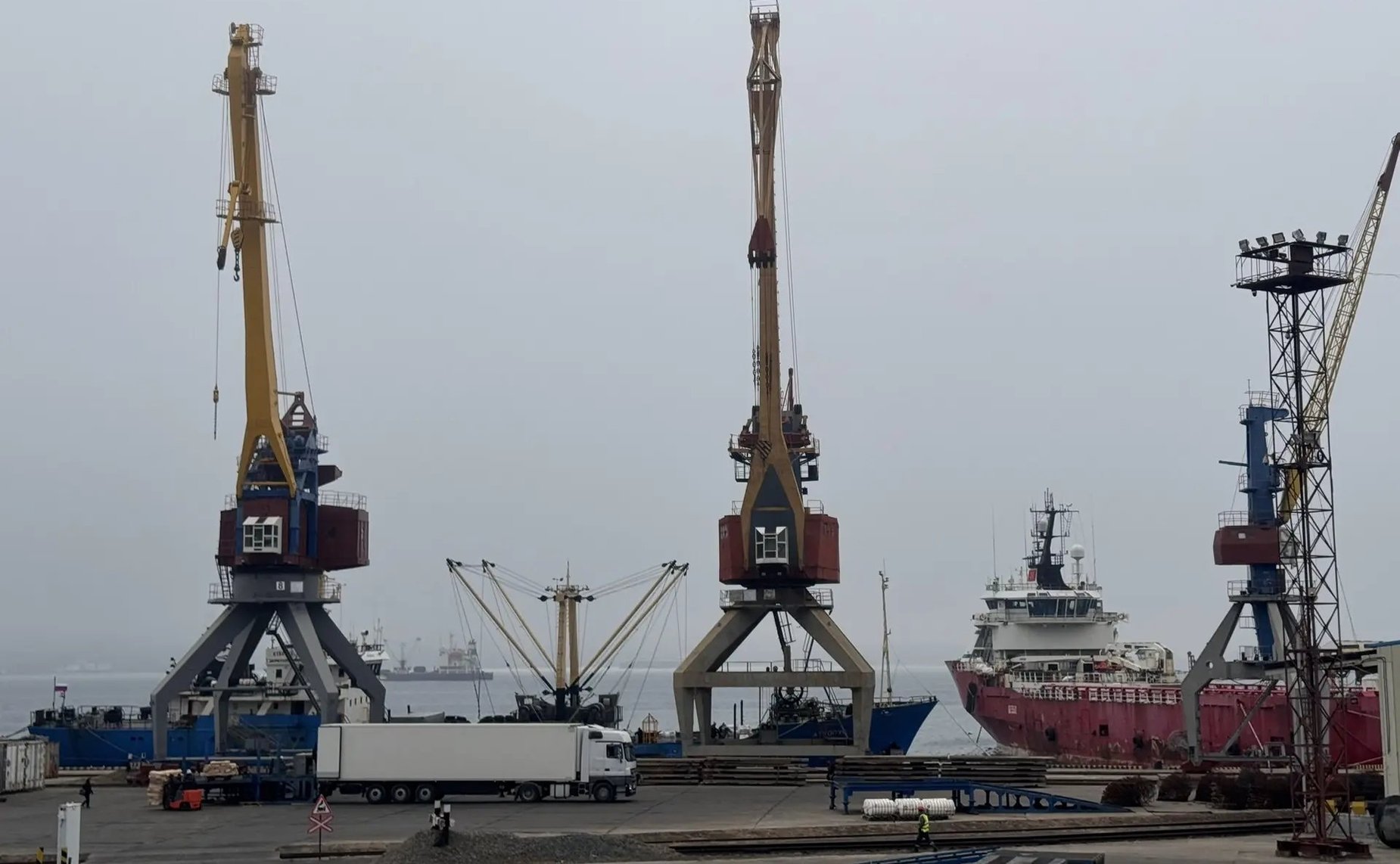 Людмила Талабаева в ходе поездки в регион посетила два рыбохозяйственных предприятия, стратегически важных для Дальневосточного региона