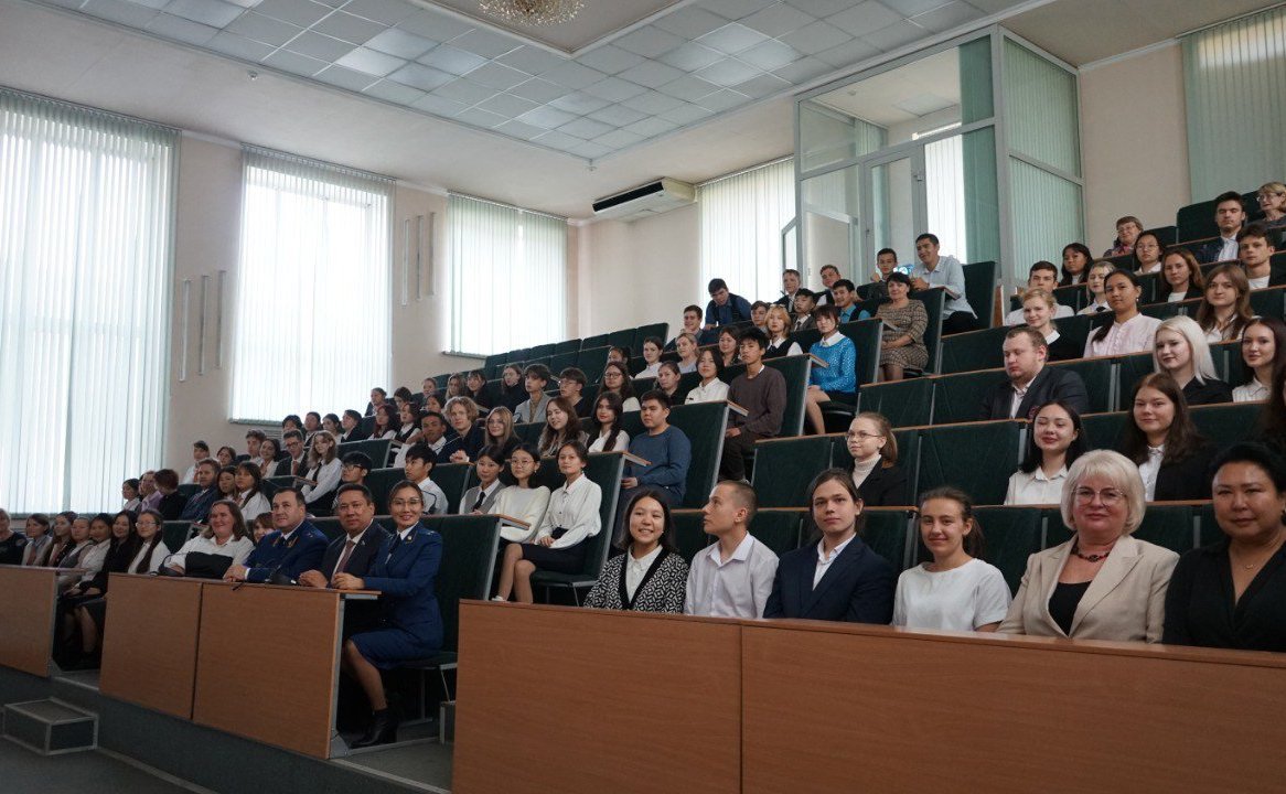 Владимир Полетаев провел встречу с наставляемыми школьниками городских лицеев № 1 и 6 Усть-Коксинской школы