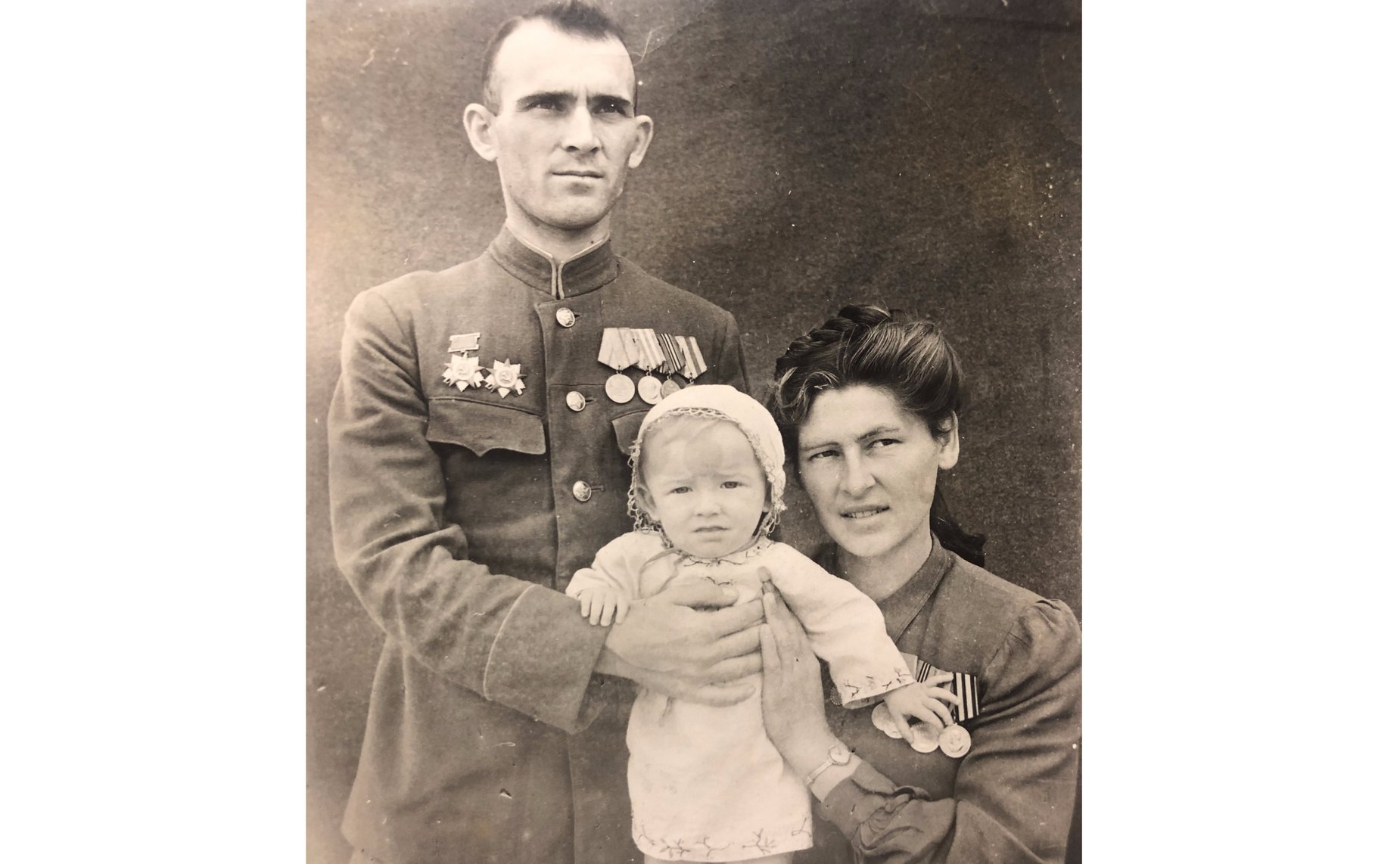 Петр Аристархович Красников. Командир взвода 1267 полка ПВО. Награжден орденами Отечественной войны 1 и 2 ст. Мария Владимировна Красникова. Санитарка. Награждена медалью «За боевые заслуги». Дед и бабушка помощницы сенатора П. Тараканова О. Ратниковой