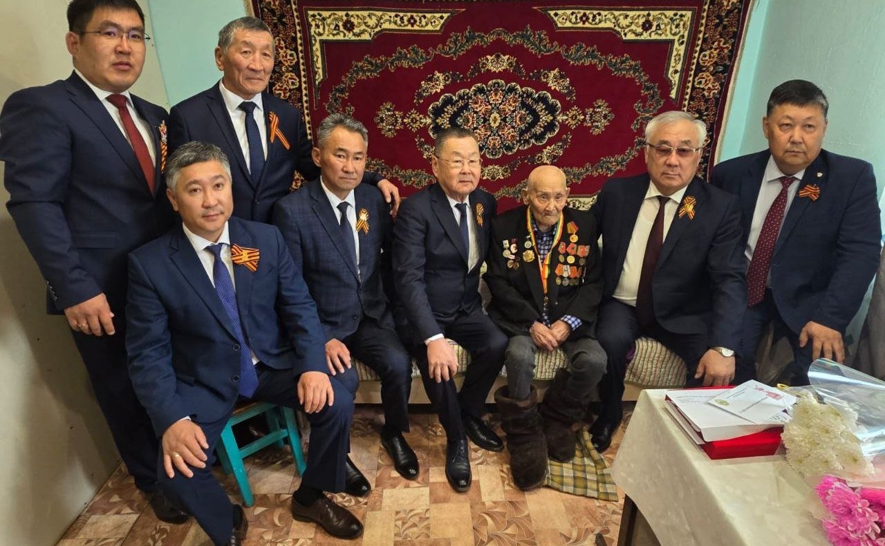 Баир Жамсуев принял участие в торжественных мероприятиях, посвященных 80-ой годовщине Великой Победы, в Могойтуйском муниципальном округе