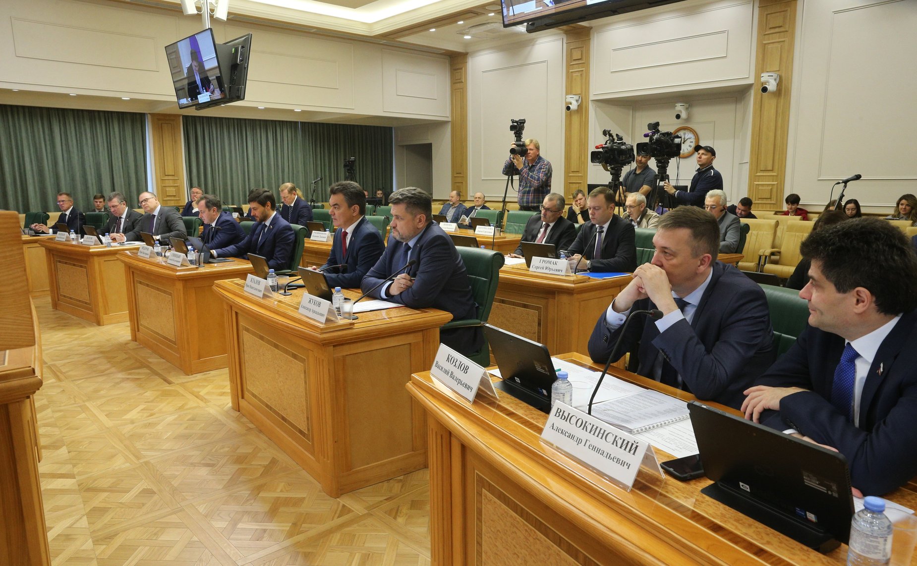 Парламентские слушания «О поддержке импортозамещения продукции, услуг и технологий, критически важных с точки зрения зависимости от импорта, в гражданских отраслях промышленности РФ»