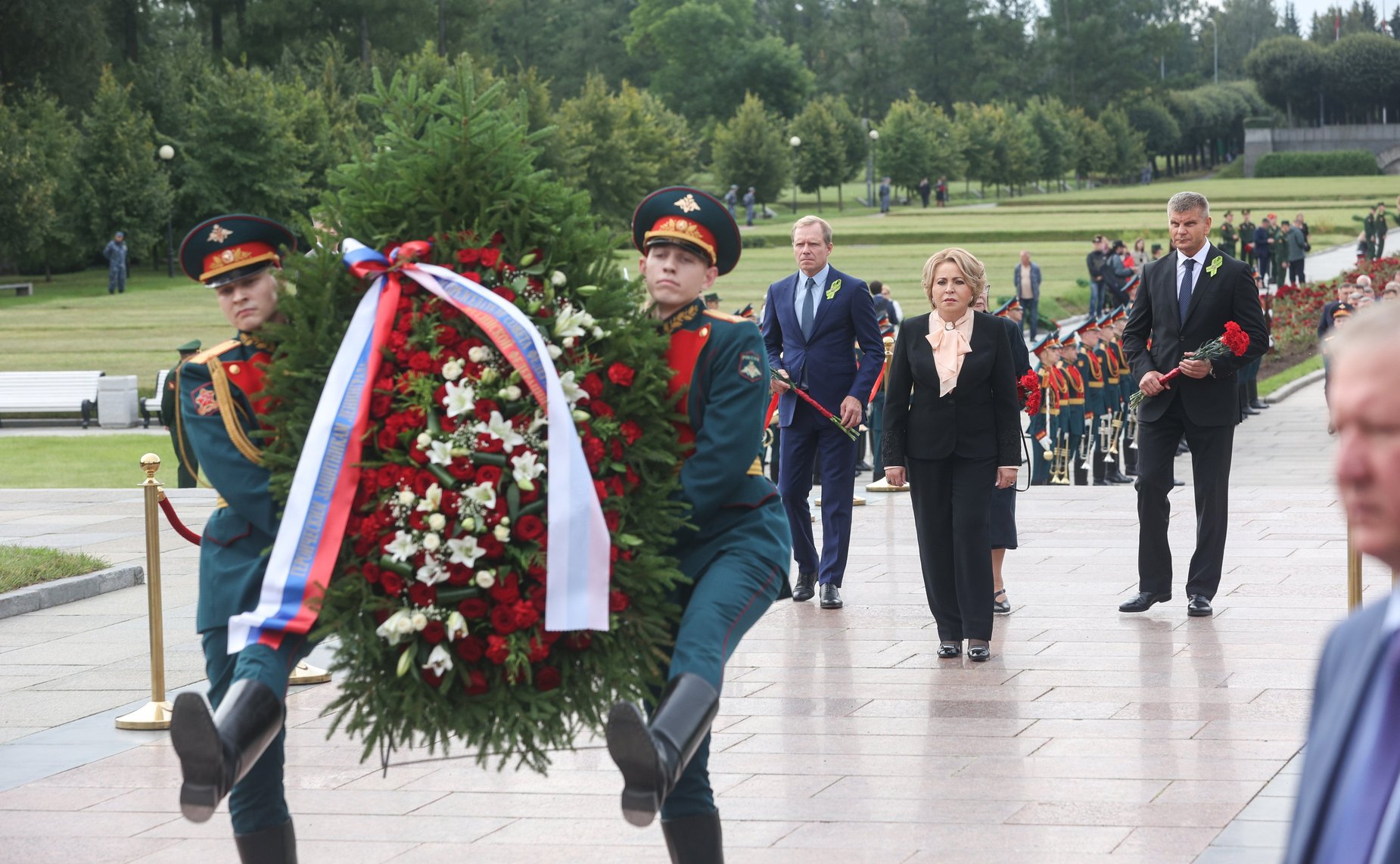 Валентина Матвиенко приняла участие в торжественно-траурной церемонии возложения венков и цветов к монументу «Мать-Родина» на Пискаревском мемориальном кладбище