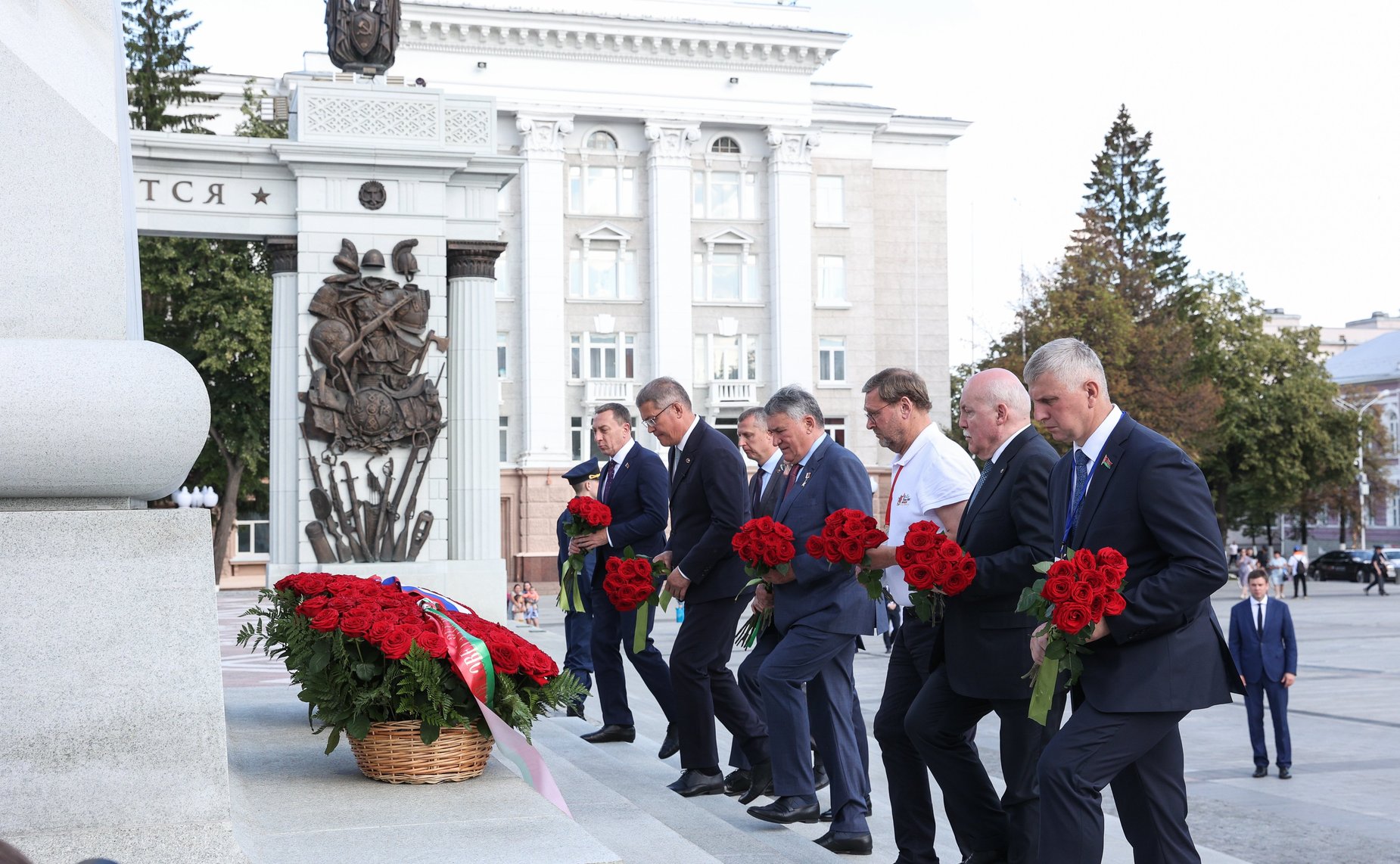 Валентина Матвиенко и Наталья Кочанова вместе с участниками «Поезда Памяти» возложили цветы к памятнику генералу Минигали Шаймуратову и мемориалу павшим в боях за Родину