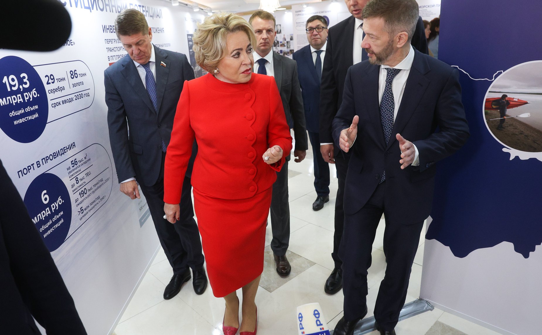 Валентина Матвиенко и Владислав Кузнецов осмотрели выставку, развернутую в Совете Федерации, которая посвящена истории, современности и перспективам развития Чукотского автономного округа