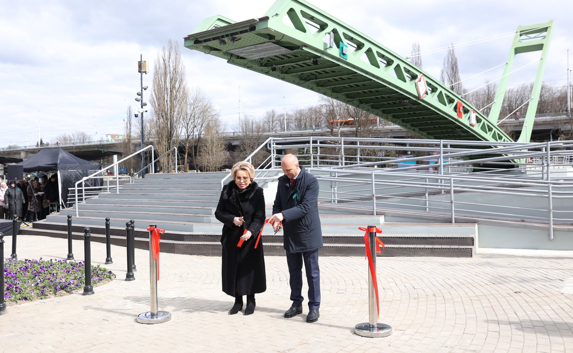 Спикер СФ Валентина Матвиенко приняла участие в торжественном открытии Философского моста – нового пешеходного объекта, соединяющего городские кварталы с островом Канта