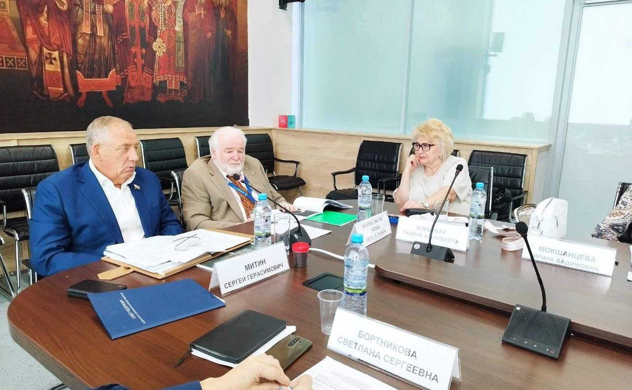 Сергей Митин провел круглый стол на тему «Актуальные вопросы птицеводства: новое законодательство регулирования оборота помета, обеспечение эпизоотического благополучия на птицефабриках»