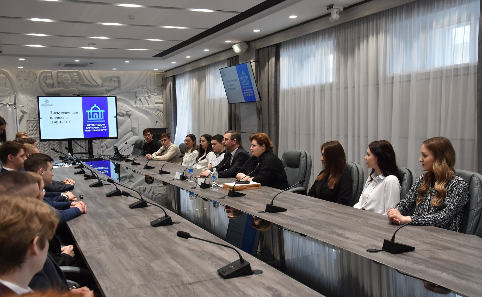 Николай Владимиров провел круглый стол со студентами Чувашского государственного университета