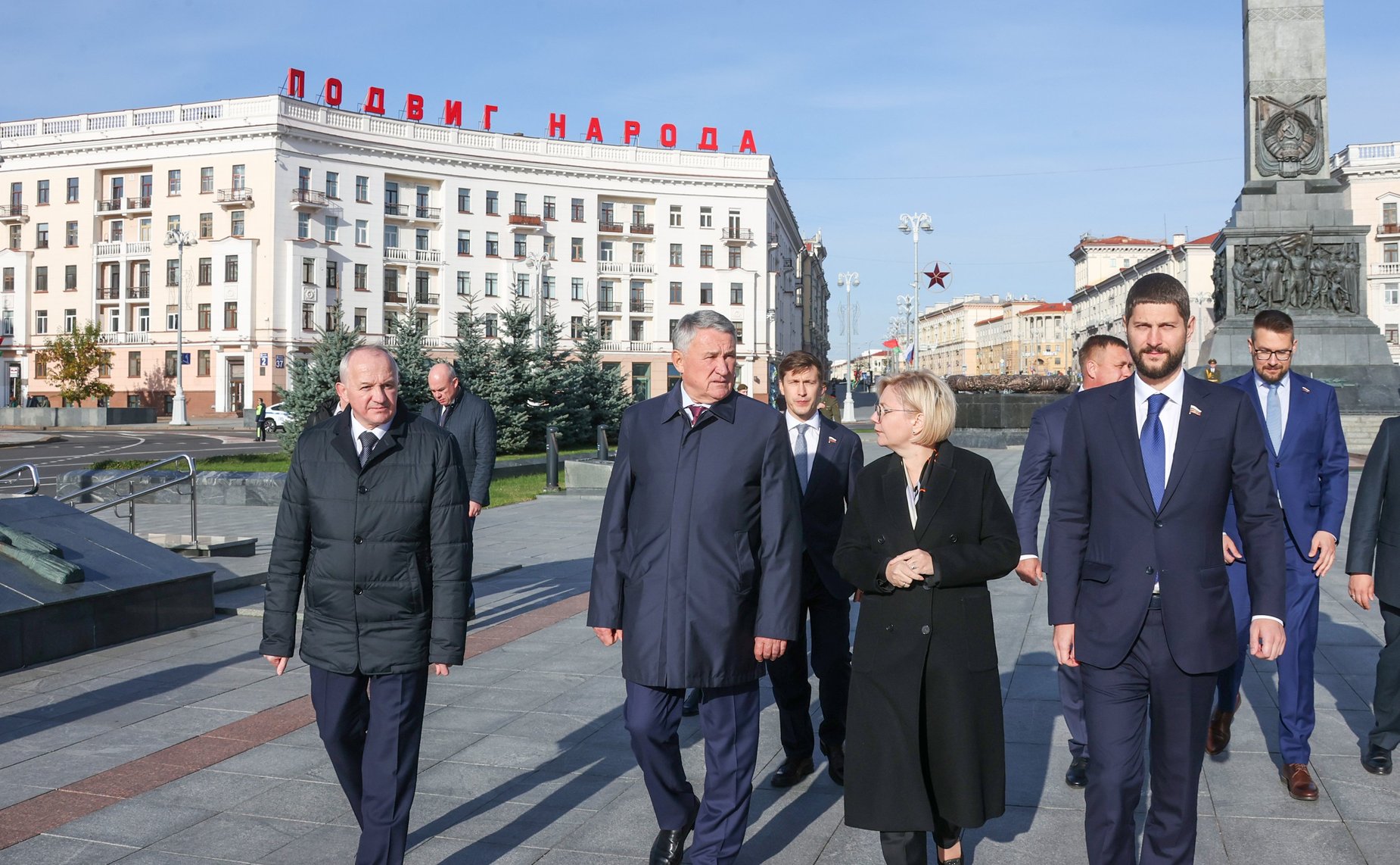 Сенаторы приняли участие в возложении цветов к Монументу Победы (фото: Пресс-служба Совета Республики Национального собрания Беларуси)