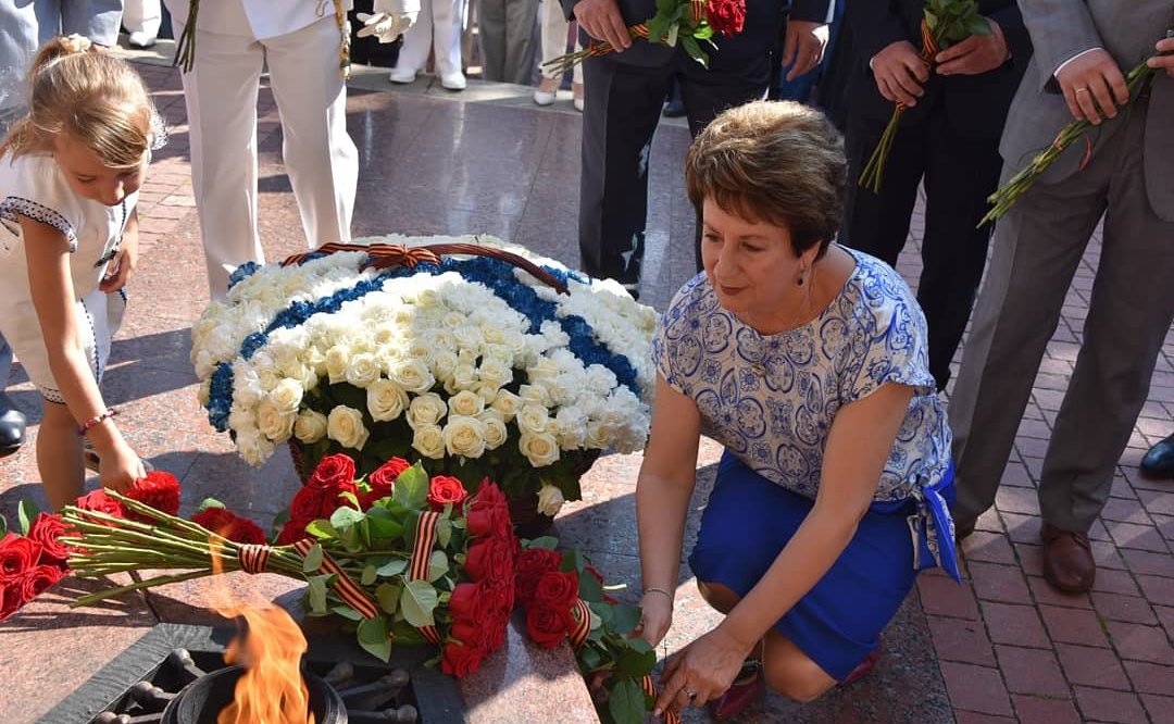 Екатерина Алтабаева приняла участие в торжественной церемонии возложения цветов у Вечного огня у Мемориальной стены в память героической обороны Севастополя 1941 – 1942 гг
