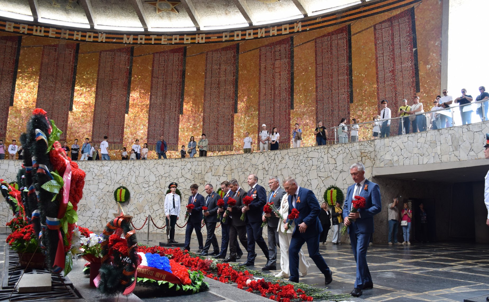 В целях увековечивания памяти участников Великой Отечественной войны, ушедших на фронт из Свердловской области, принимавших участие в Сталинградской битве, на Мамаевом кургане состоялась церемония открытия памятного знака
