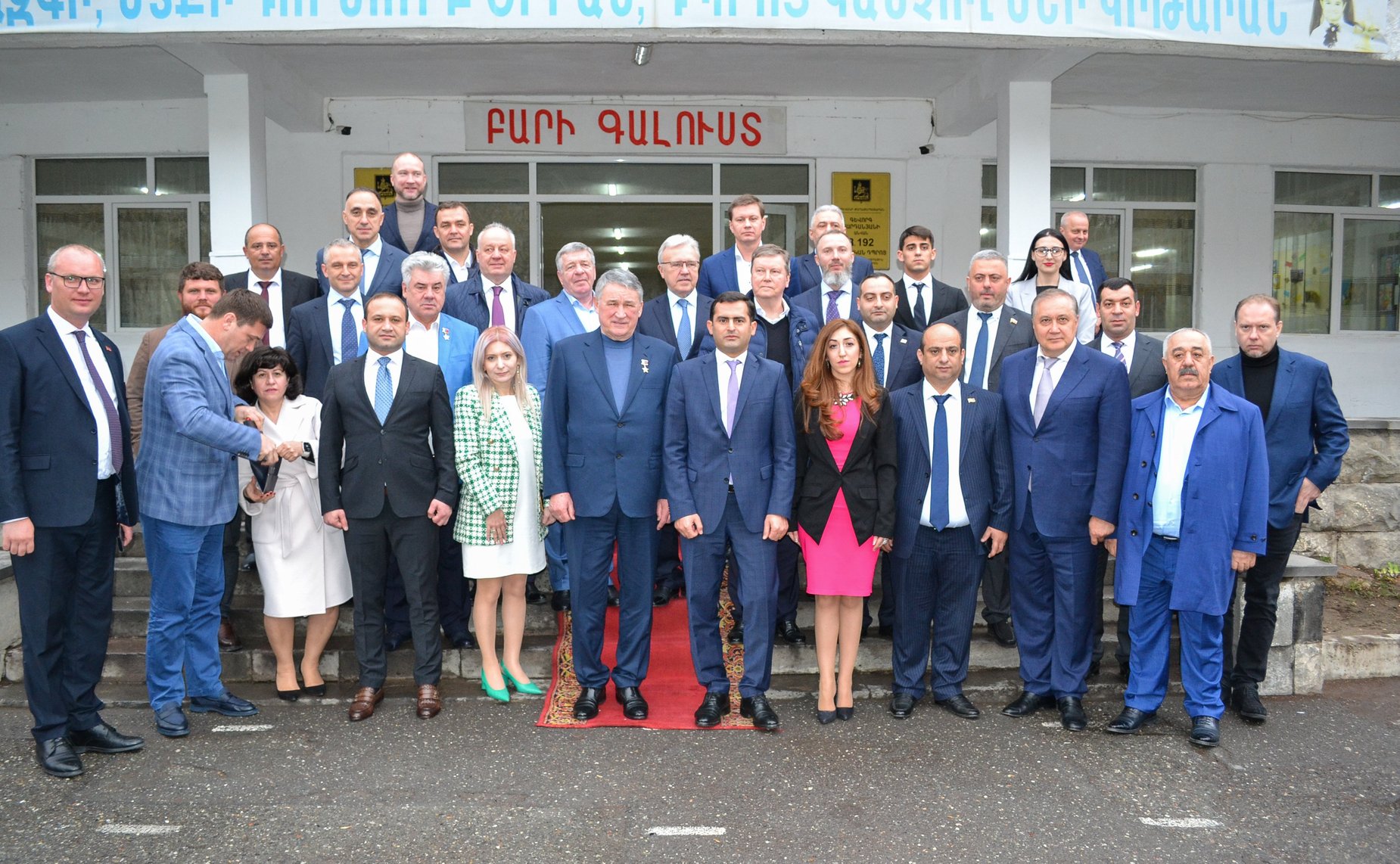 Российская делегация во главе с заместителем Председателя Совета Федерации Юрием Воробьевым передала более 1,5 тысяч учебников для трех армянских школ с обучением на русском языке