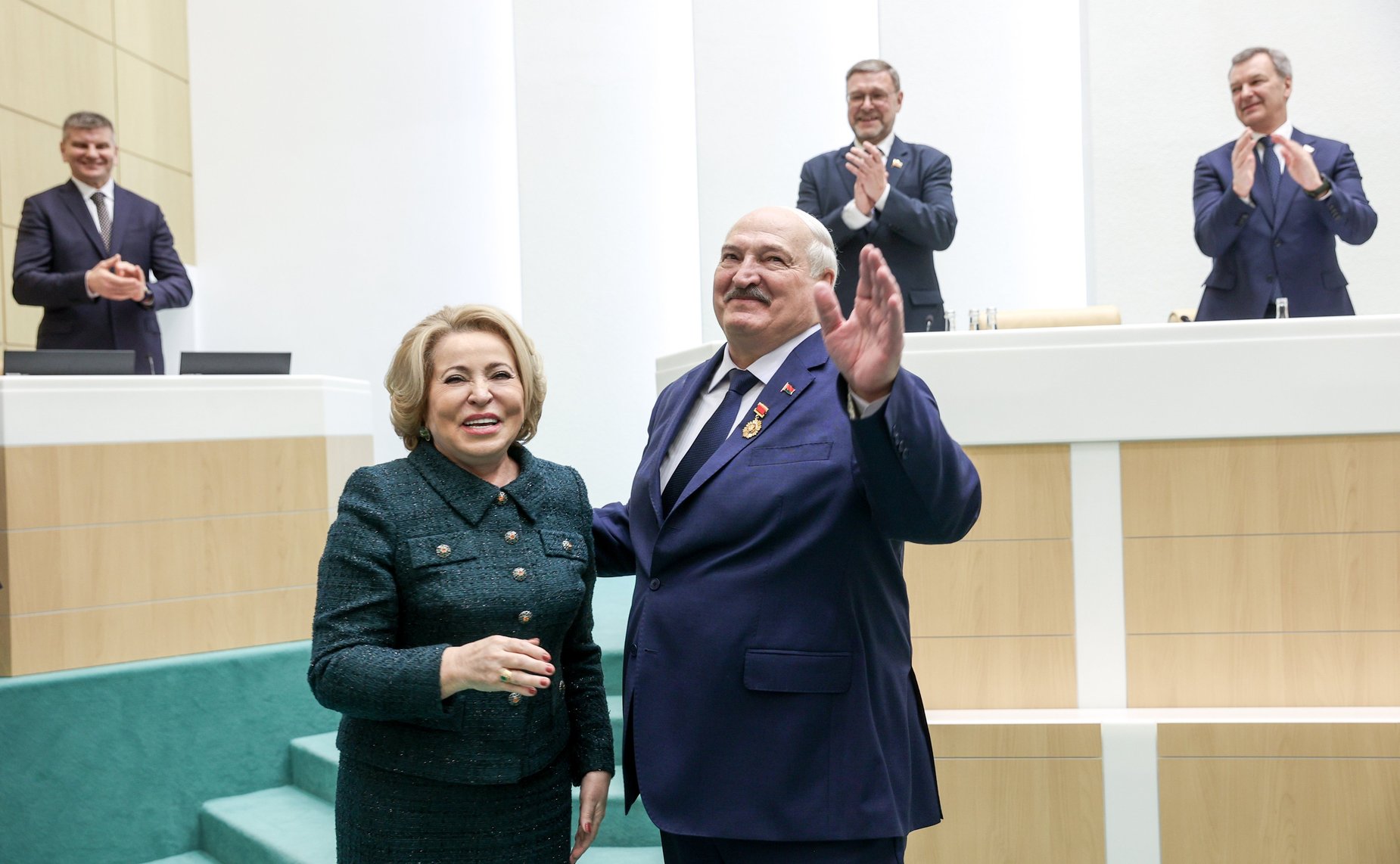 Валентина Матвиенко вручила Президенту Беларуси Александру Лукашенко почётный знак Совета Федерации «За заслуги в развитии парламентаризма»