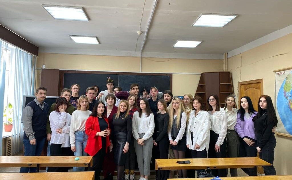 Ирина Кожанова встретилась с руководством и студентами дистанционного университета-колледжа «УМНЕЙ» и ответила на вопросы студентов