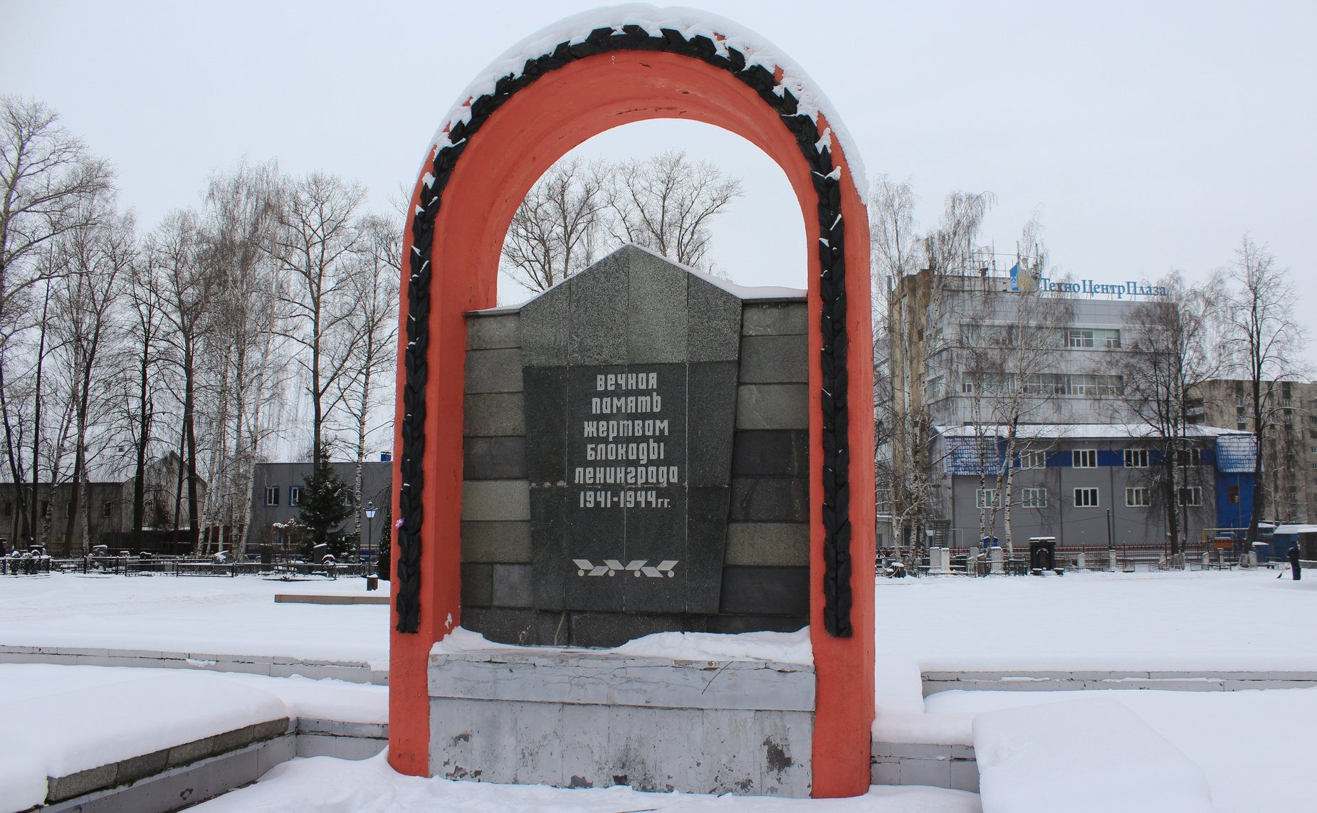 Сергей Березкин в преддверии Дня Героев Отечества инициировал осмотр объектов Воинского мемориального кладбища в Ярославле и обсуждение мер по их реставрации и обновлению