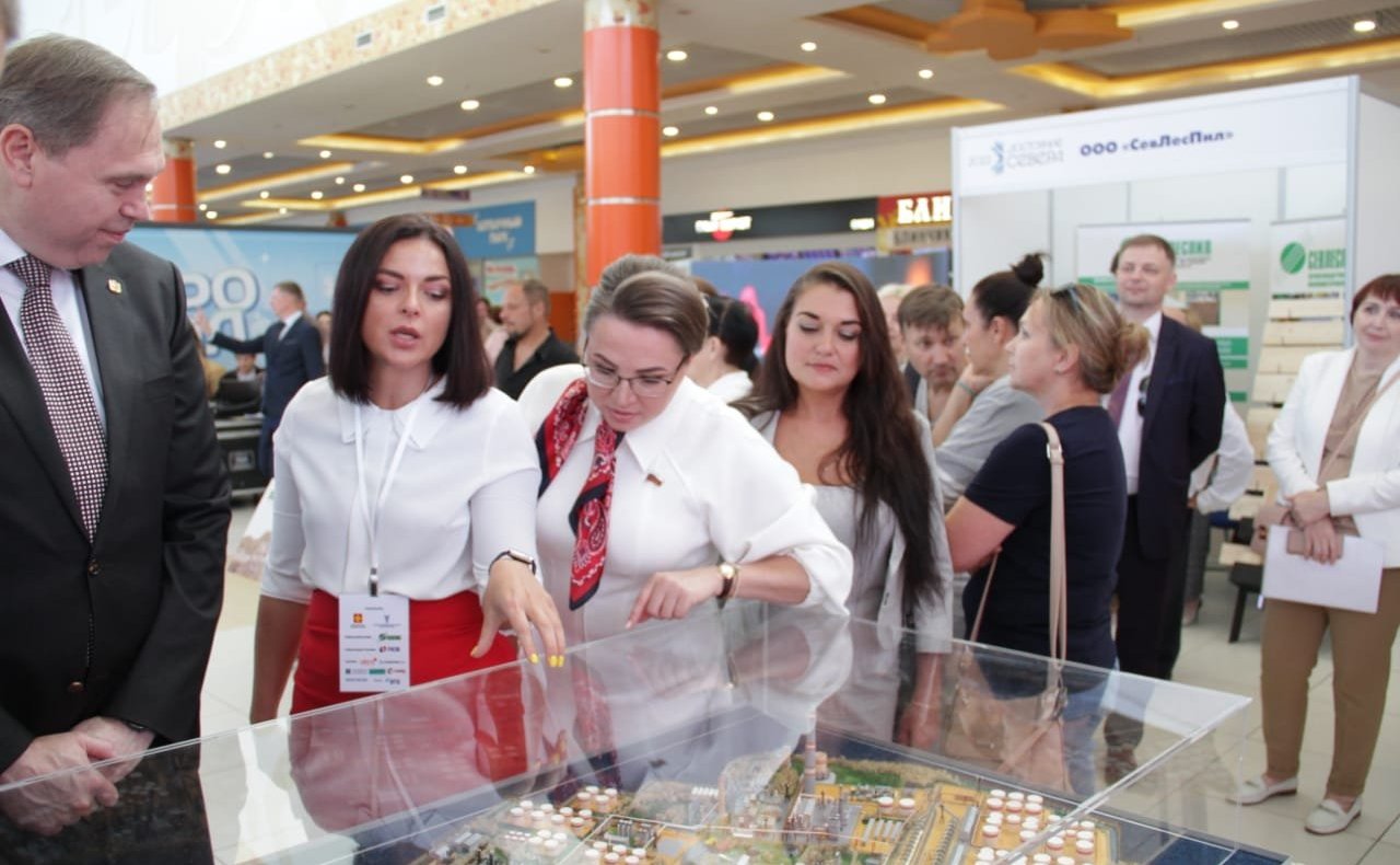 Елена Шумилова посетила пятую ежегодную выставку «Достояние Севера – 2022»