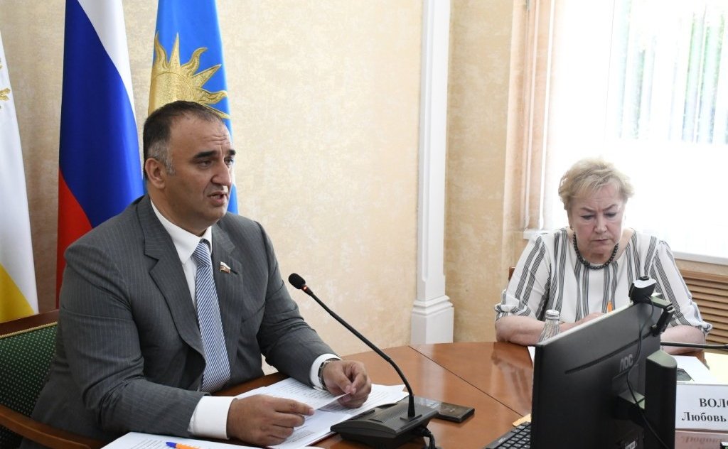 Заместитель председателя Комитета СФ по социальной политике Мохмад Ахмадов провел выездное совещание по вопросу мониторинга реализации положений Федерального закона, направленного на гармонизацию законодательства о спорте